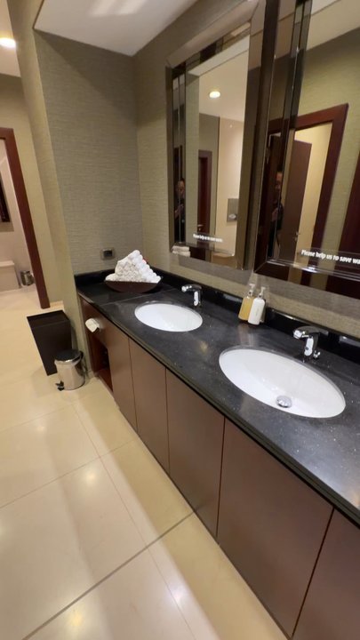 Emirates Lounge - Airport Lounges Near Me - Ferno, Virginia
