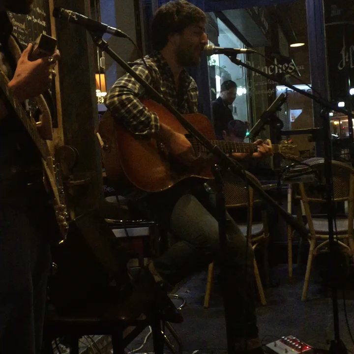 Jolis Mômes - Another great Saturday evening at Jolies Mômes. Live music, great barmaid, perfect weather. - French Near Me - Paris, 75