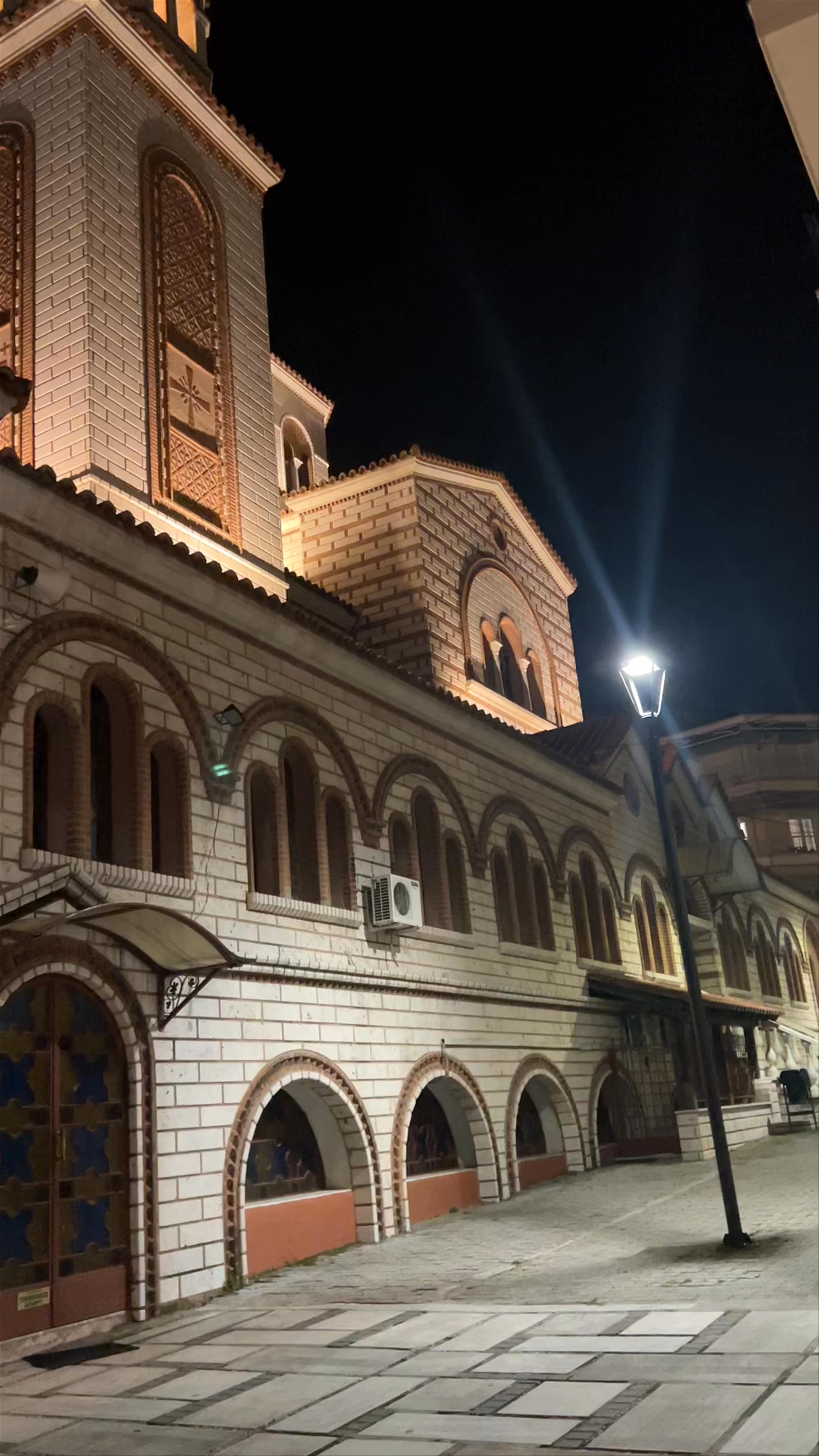Ieros Mitropolitikos Naos Agiou Georgiou: Nighttime Serenity in Neapoli, Greece