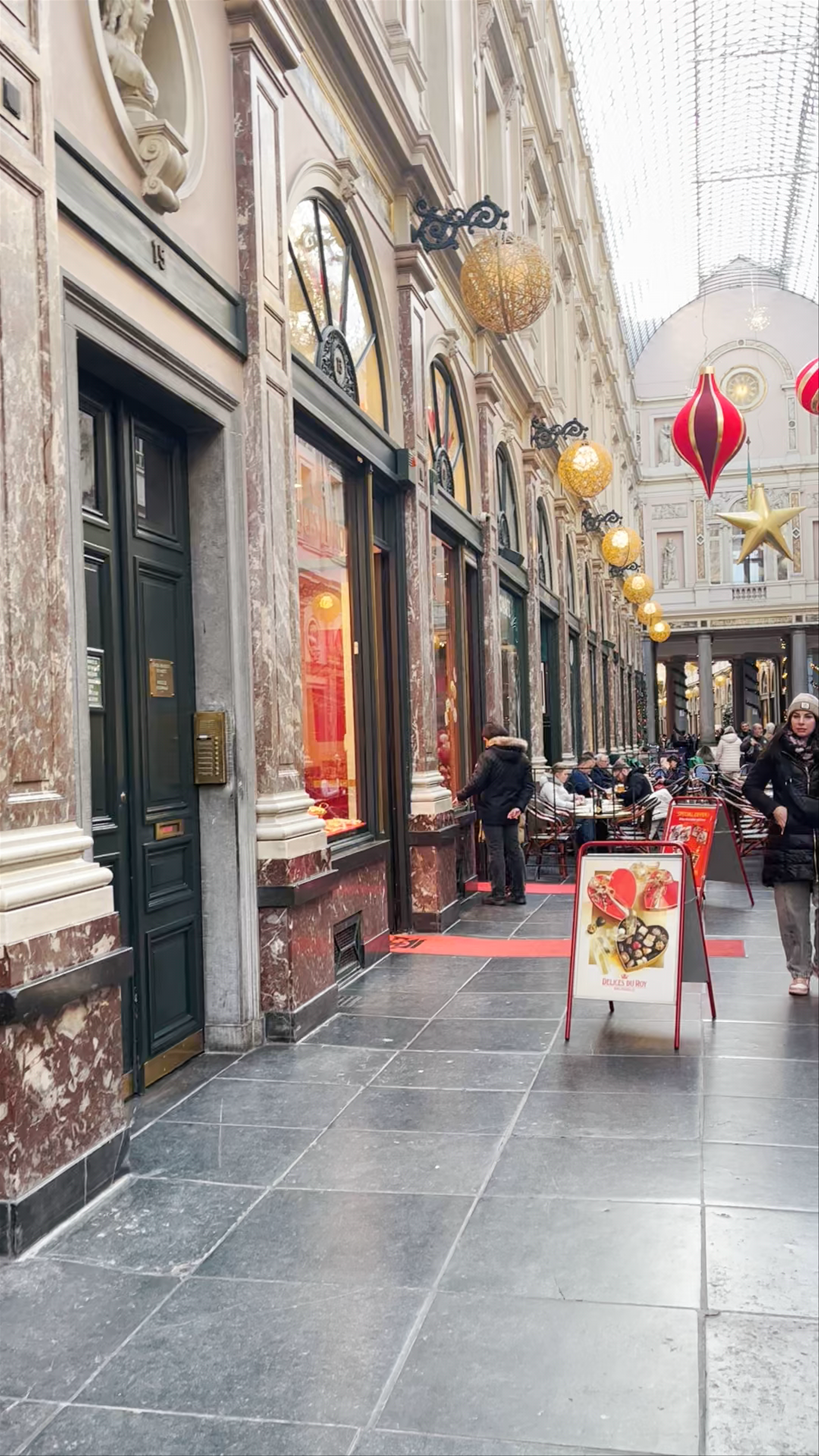 Galerie de la Reine: Historic Elegance and Festive Charm in Brussels