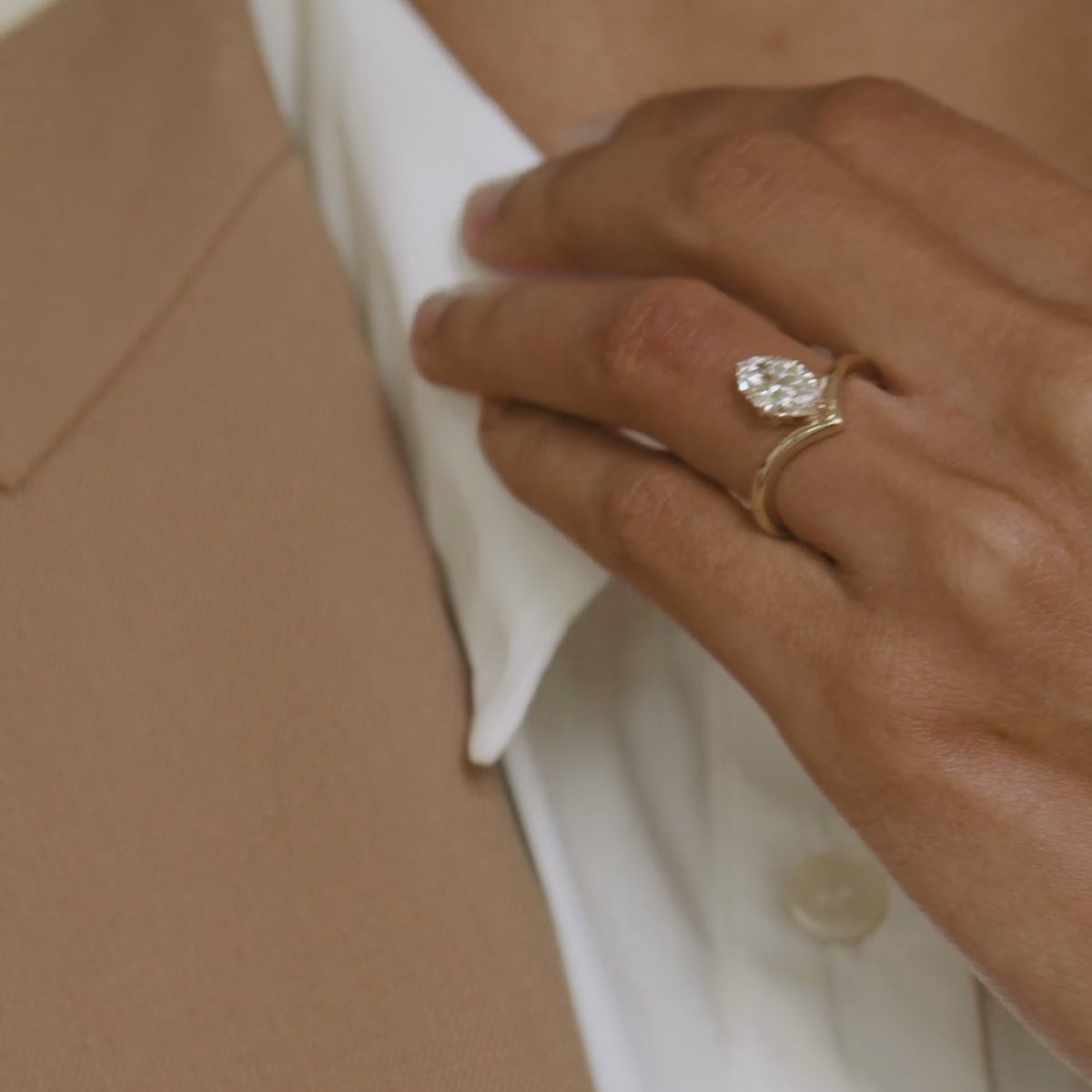 The Signature V | Marquise | 18k | White Gold | bandAccent: Plain | diamondOrientation: vertical | caratWeight: other