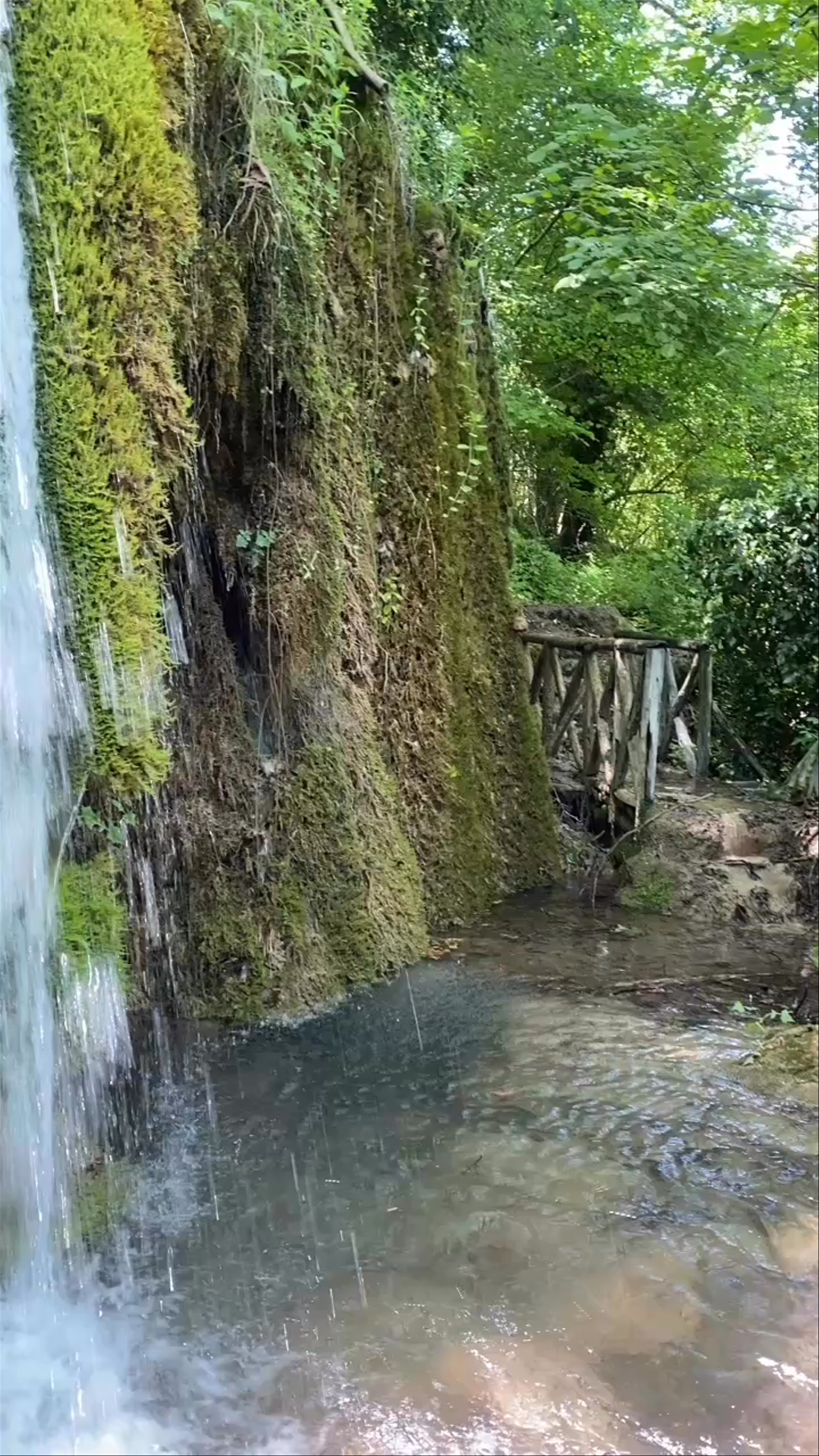 Γαλάζια λίμνη