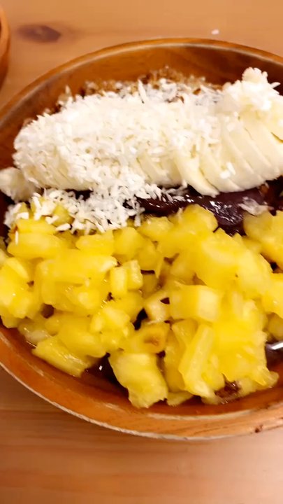 Under the Mango Tree - Acai ginger blend. Fresh delicious toppings.  I was starving, jet lagged and had just begun a new health journey. - Coffee & Tea Near Me - Miami Beach, Florida