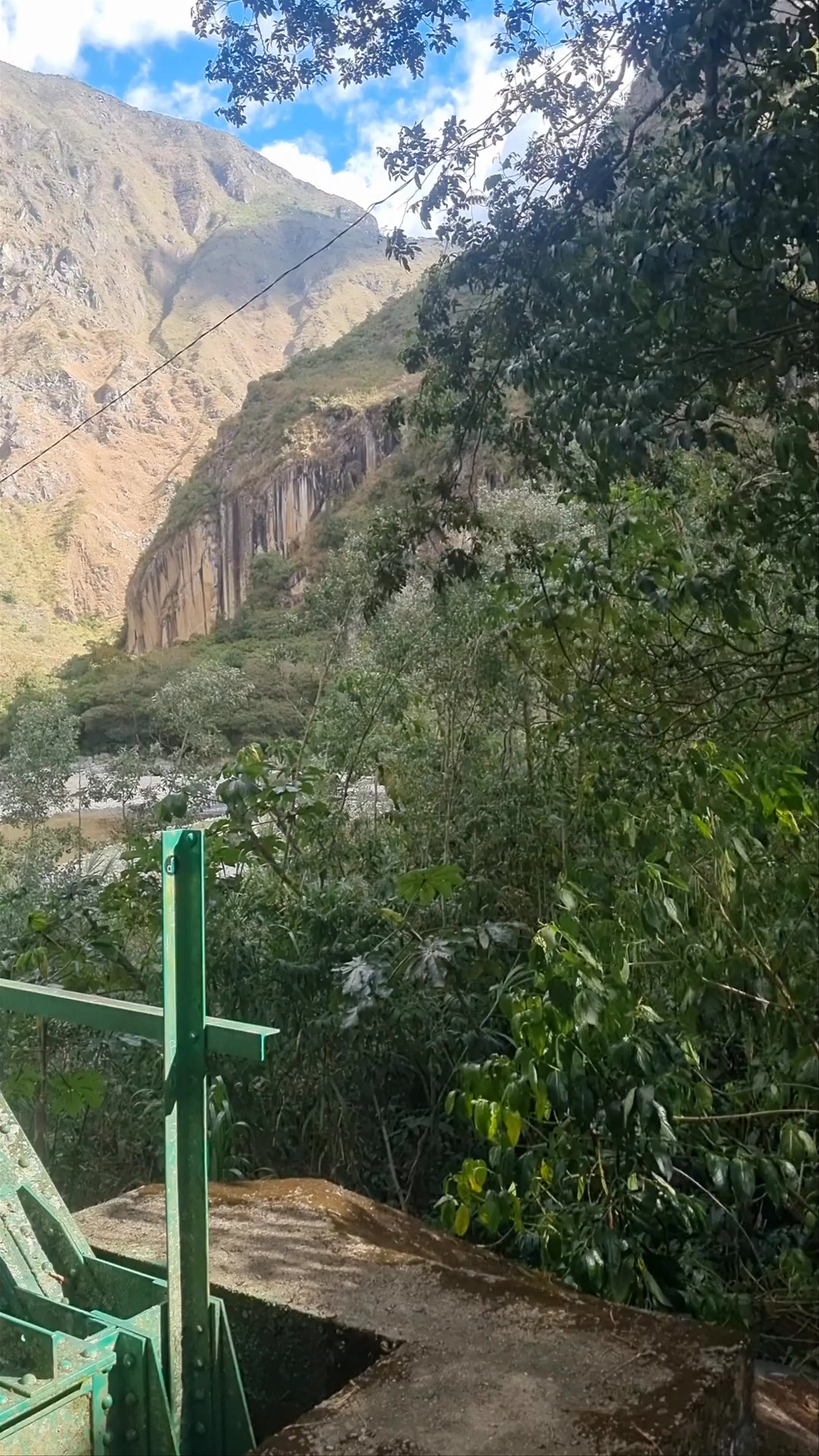 Puente sobre el Rio Vilcanota camino a Machu Picchu pueblo, Eisenbahn Hydroelectrica Aguas Calientes, Peru