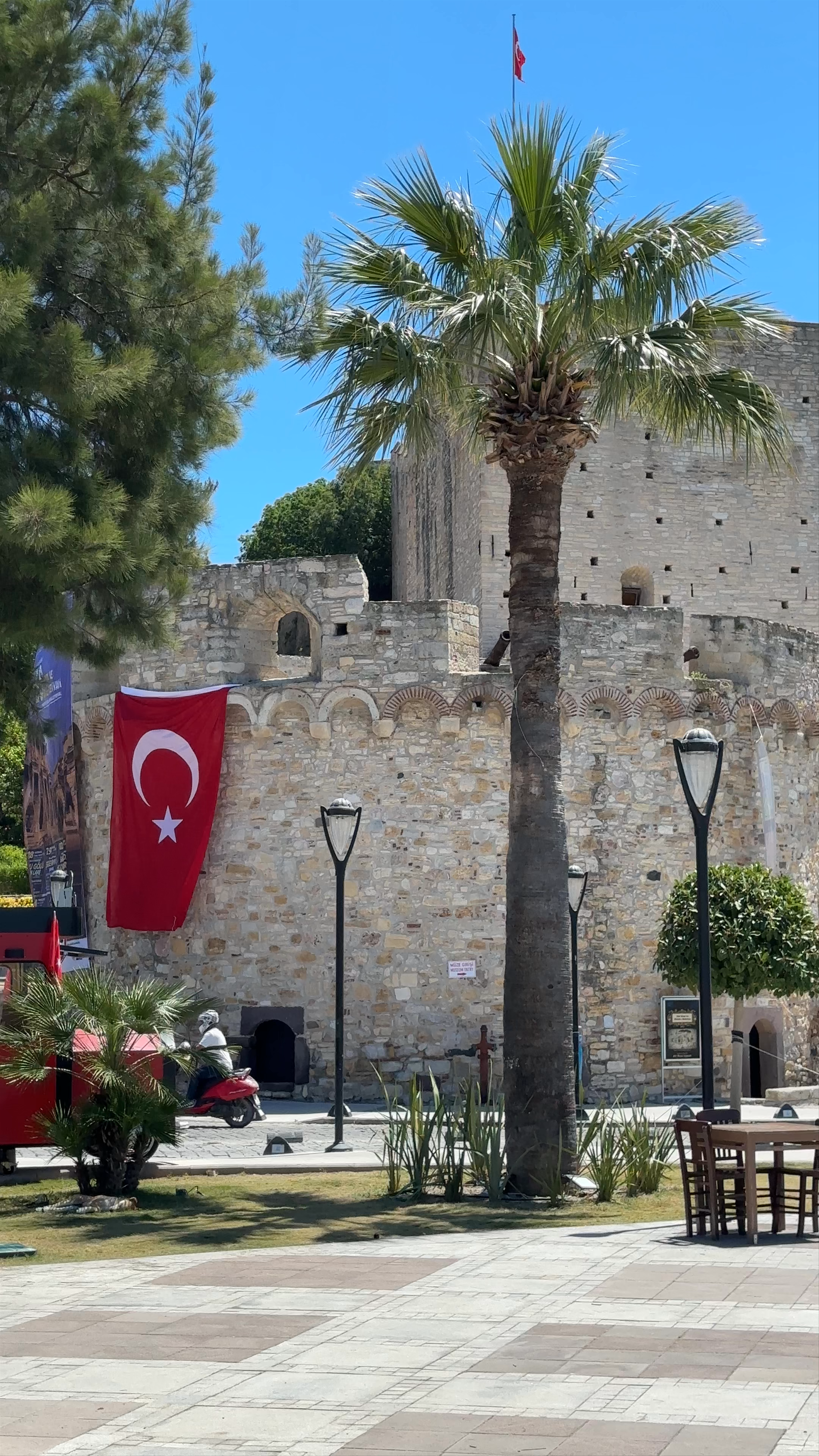 Cesme Castle: Timeless History and Mediterranean Sun in İzmir, Türkiye