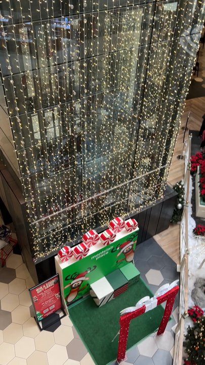 Montclair Place - Ya llegó Santa - Shopping Centers Near Me - Montclair, California