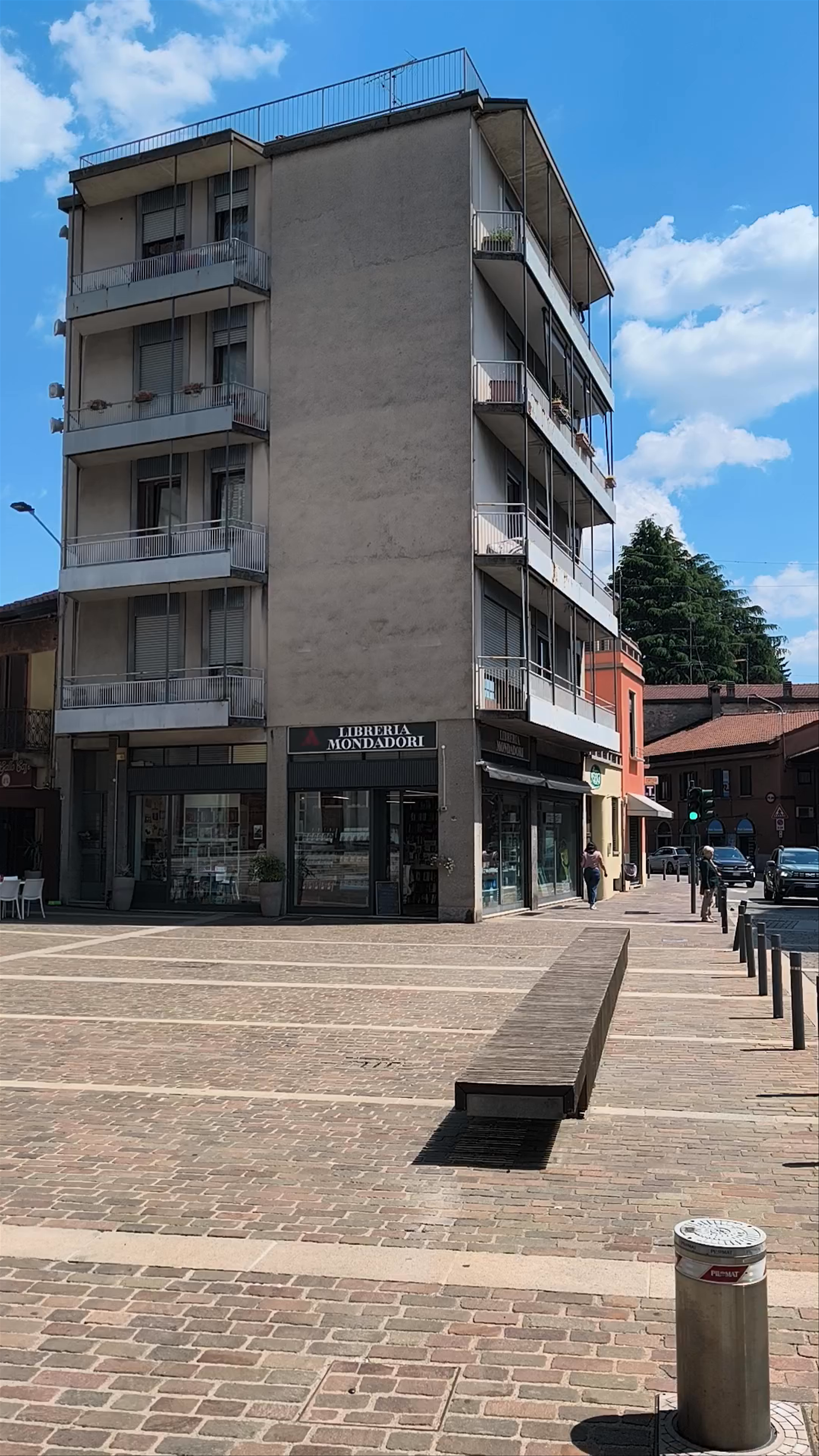 Piazza Vittorio Veneto: Serene Historic Square in Somma Lombardo, Italy