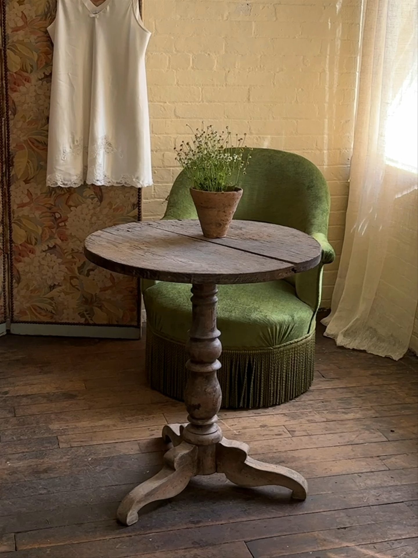 Round French Vineyard Table