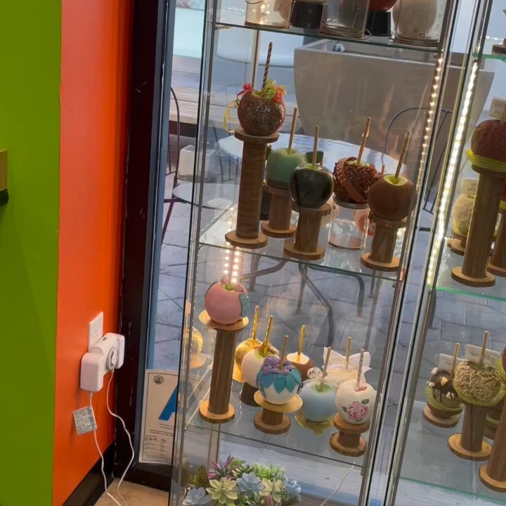 Famous Apples - Inside look - Desserts Near Me - Northridge, California