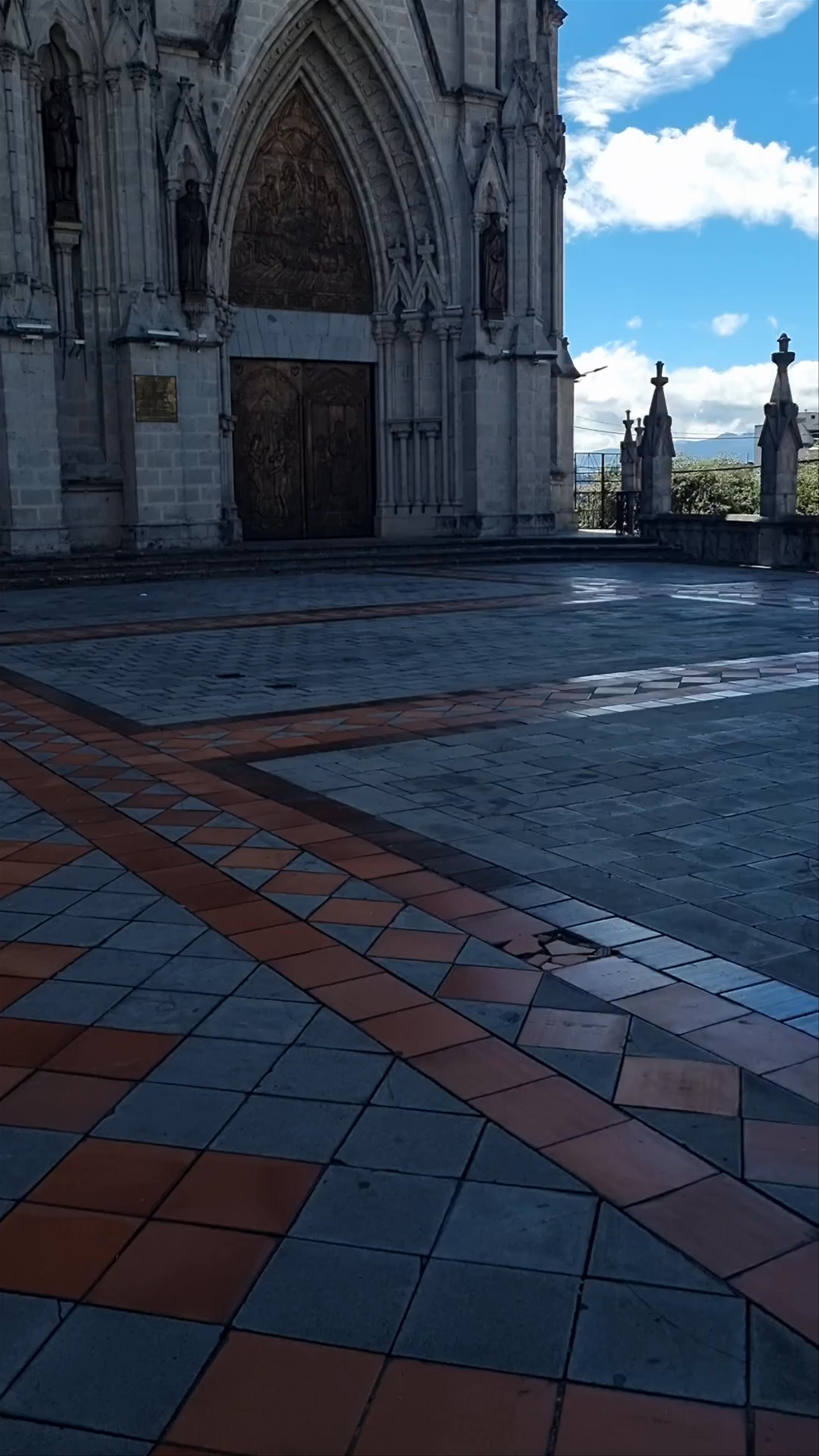 Basilica del Voto Nacional: Gothic Grandeur in Quito, Ecuador