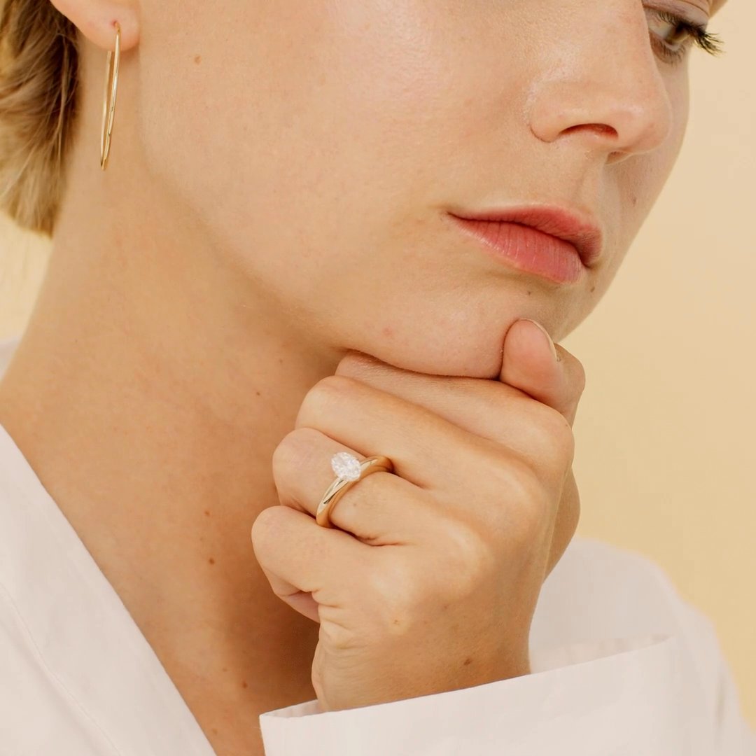 The Curator | Oval | 18k | White Gold | bandAccent: Plain | diamondOrientation: vertical | caratWeight: other