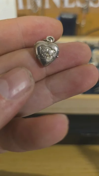 £15). 925 sterling silver Heart-Shaped Locket Pendant With Blue Gem Charm imagen 1