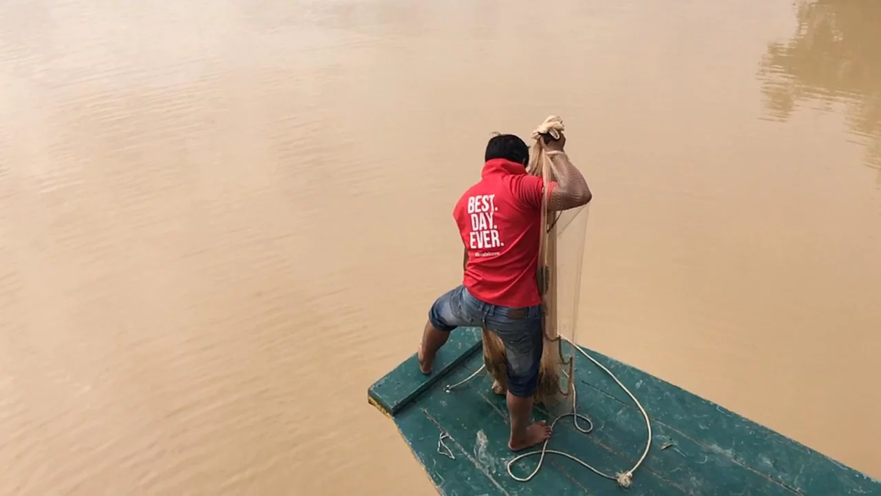 Our guide has a go at casting a fishing net.