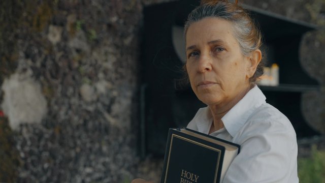 Una mujer religiosa con una santa biblia.