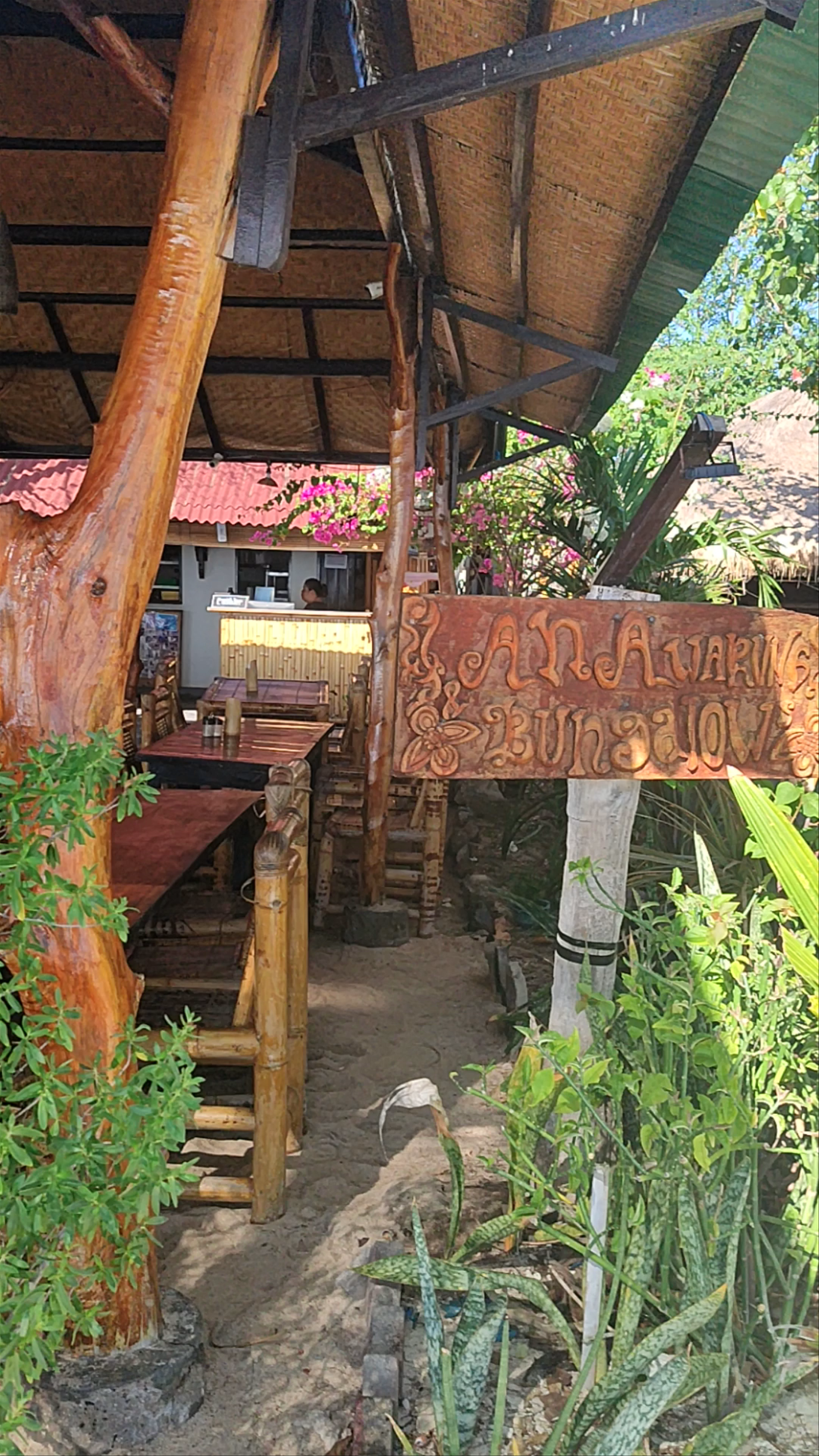 Ana Warung and Bungalows: Serene Beachside Dining on Gili Indah