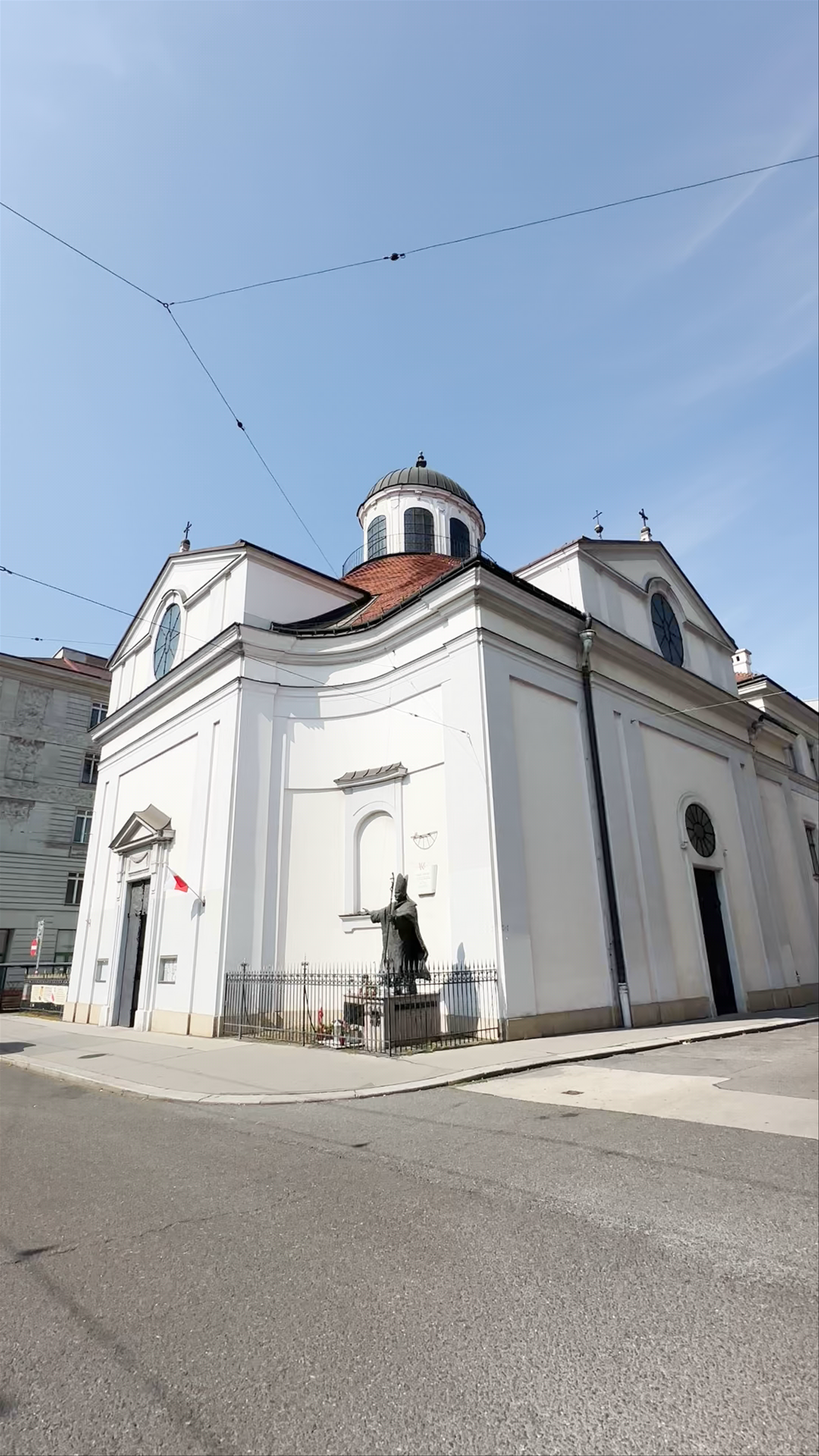 Katholische Kirche Zum Hl. Kreuz – Gardekirche in Vienna: Historic Spiritual Architecture