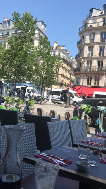 Pizza Momo - Breaking up the protest. Maybe just sit inside. - Italian Near Me - Paris, 75