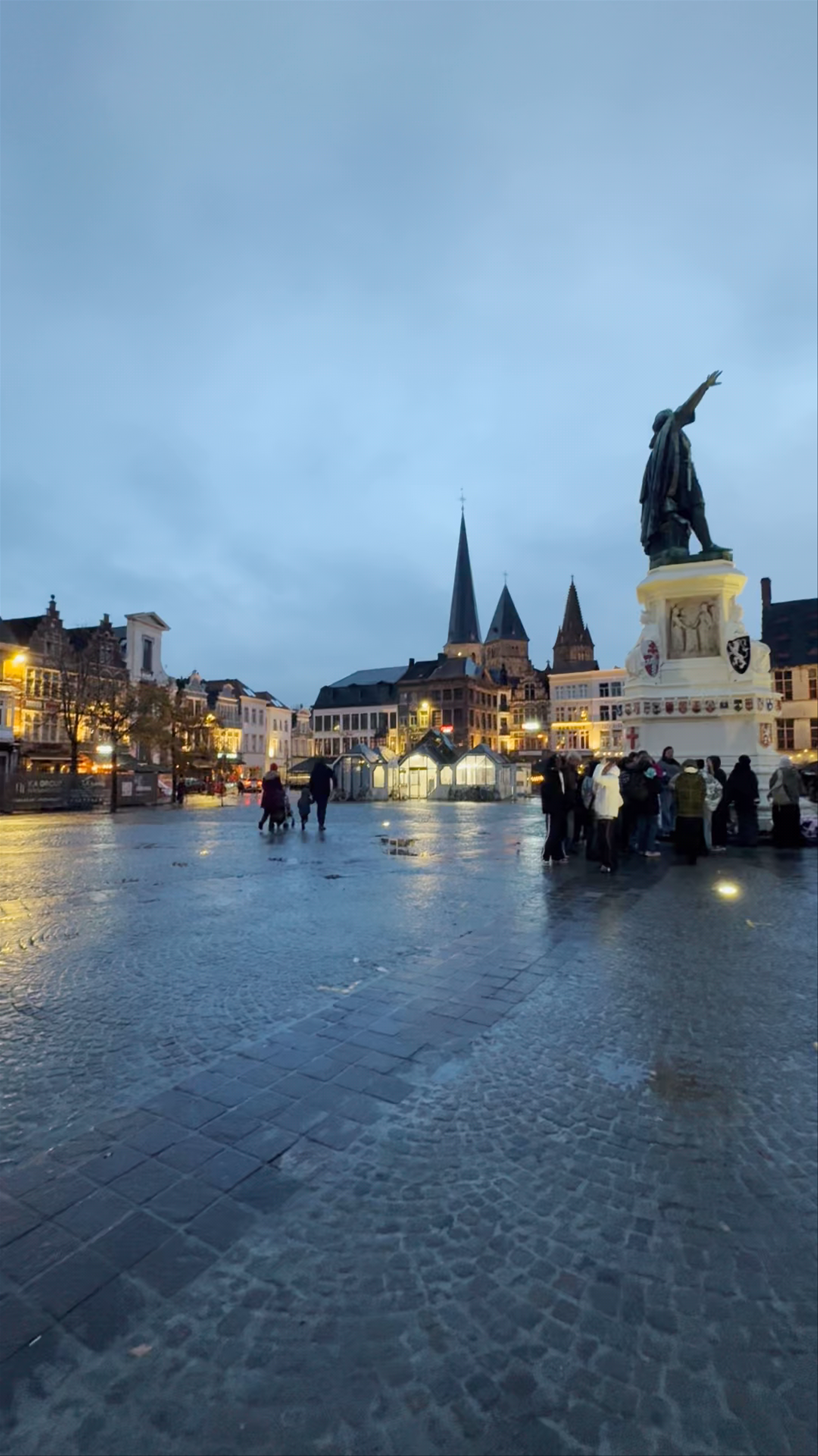 Jacob van Artevelde Statue at Vrijdagmarkt — Evening Ambiance in Ghent
