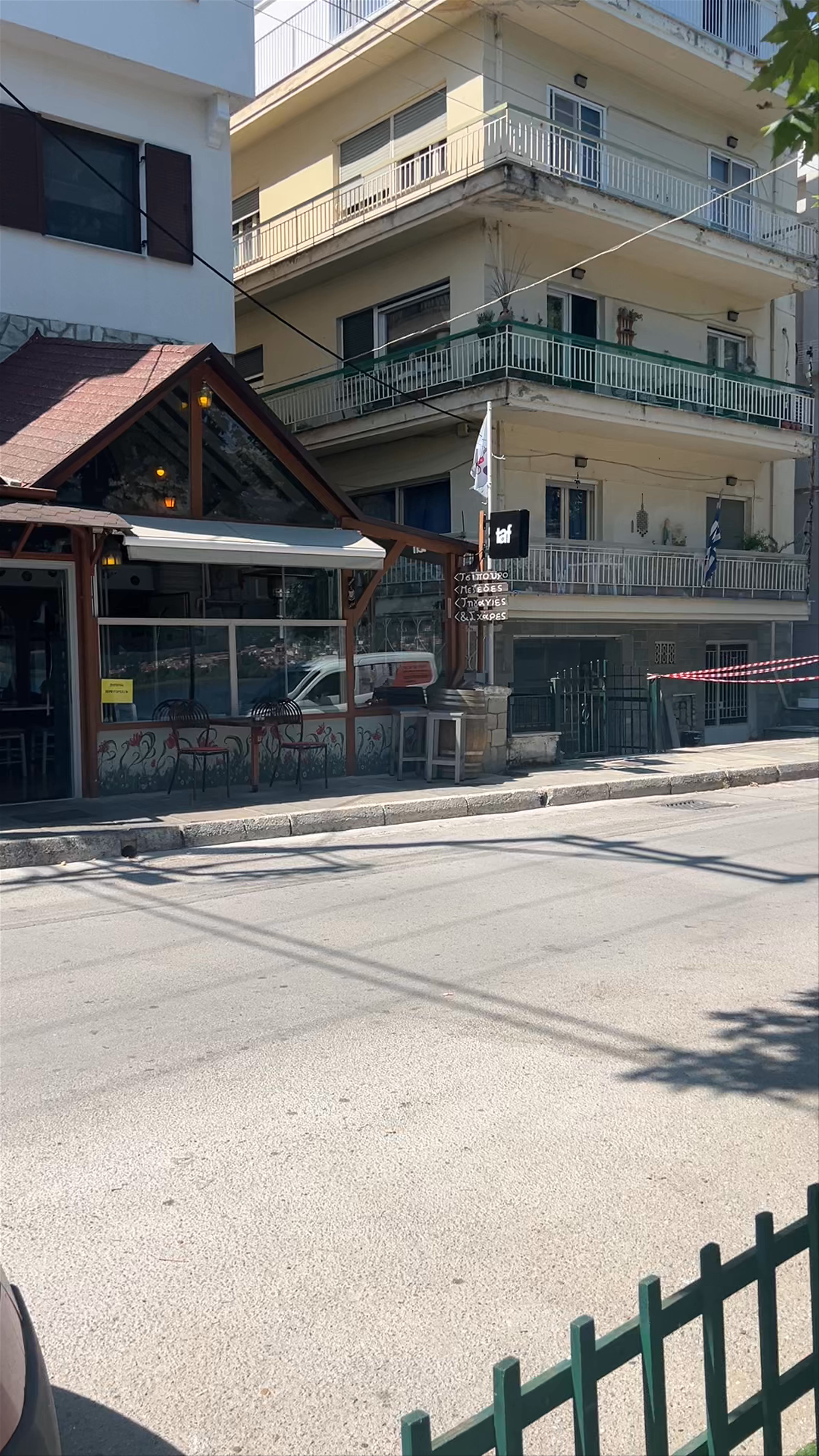 Boroinó Lakeside Serenity: Charming Cafe Views in Kastoria, Greece