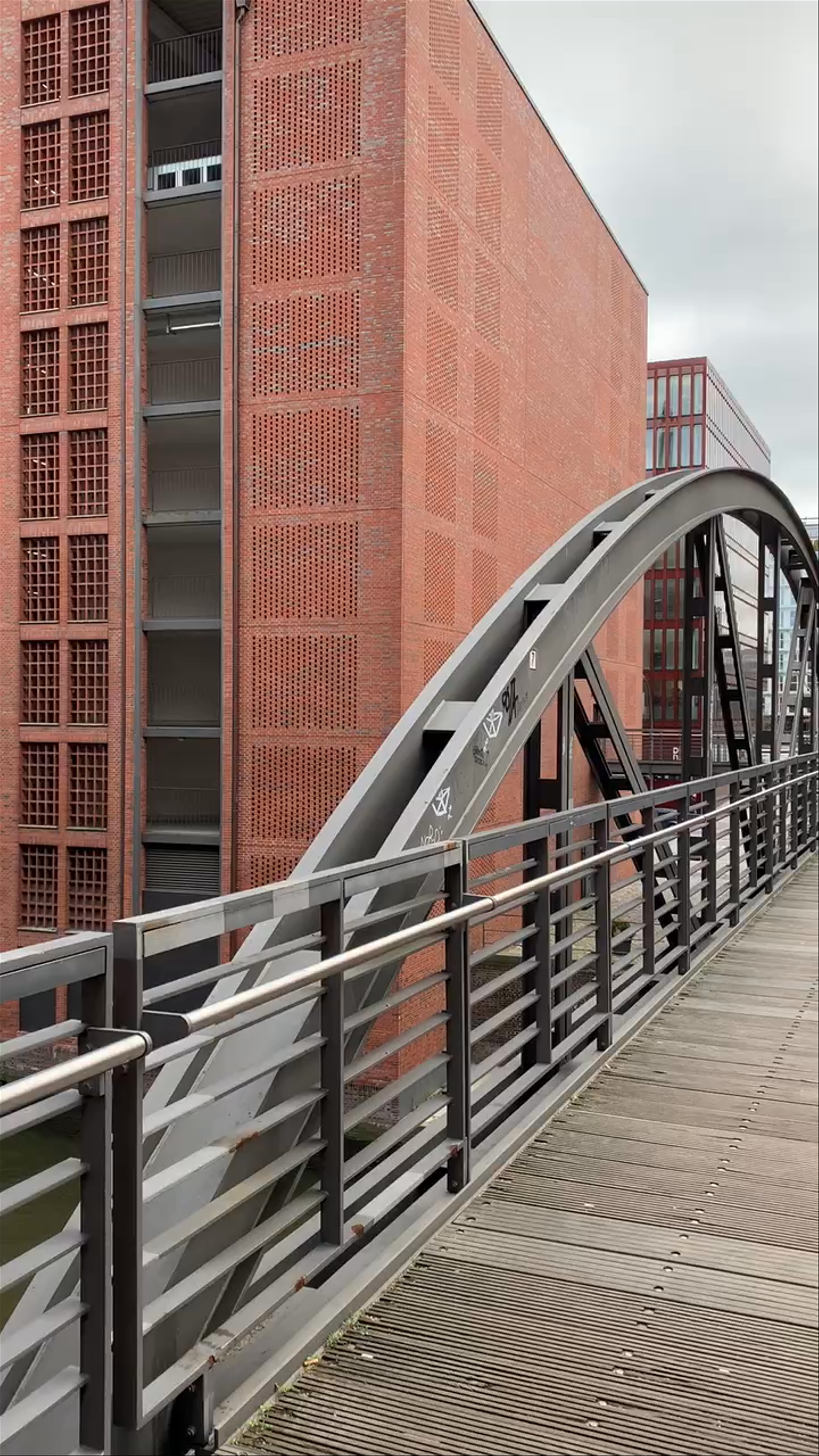 Brooksbrücke Walk in Hamburg: Urban Architecture and Riverside Vibes