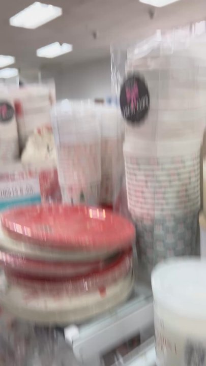 Marshalls - Yo is that one person handling this entire line while 6 people walking around like nothing happening? - Department Stores Near Me - Encino, California