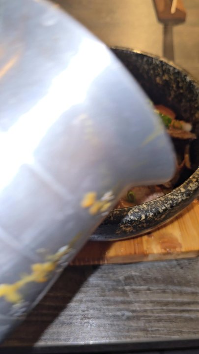 Curry Do - Pouring the curry into the stone bowl - Japanese Curry Near Me - Costa Mesa, California