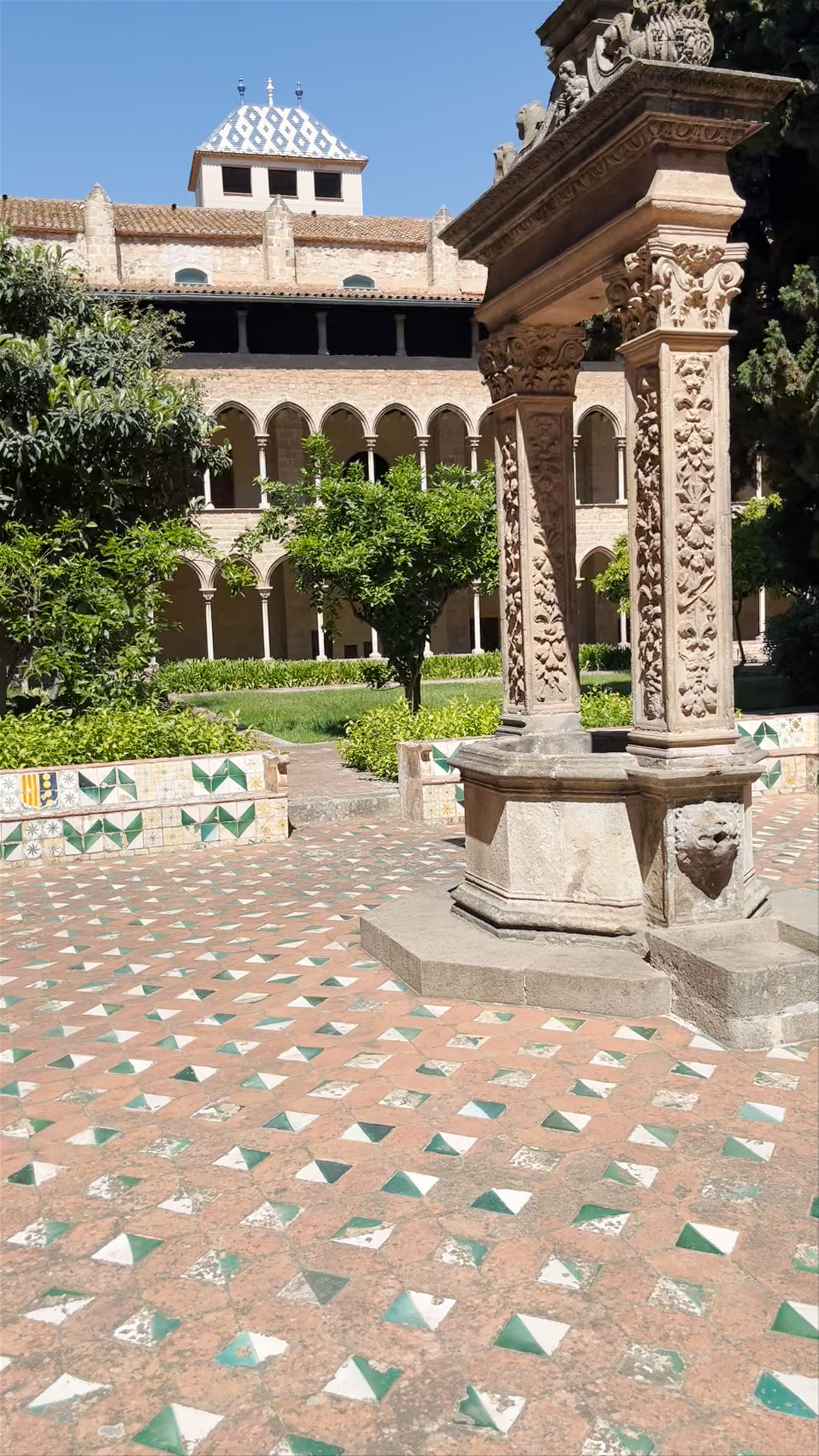 Claustro del Real Monasterio de Santa Maria de Pedralbes - Serene Historic Escape in Barcelona