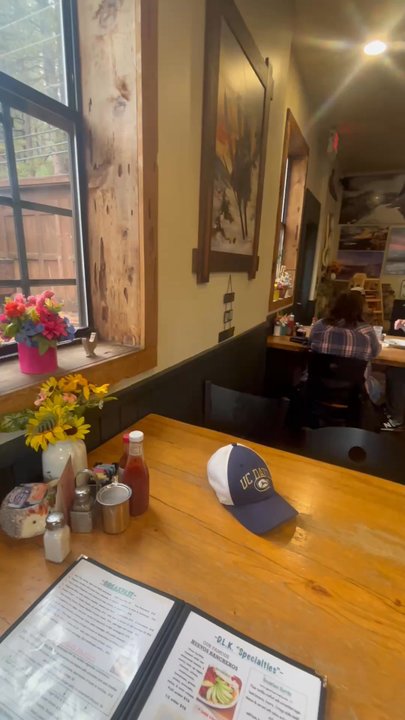 Donner Lake Kitchen - Full dining area near closing time @ 1:30 pm - Breakfast & Brunch Near Me - Truckee, California
