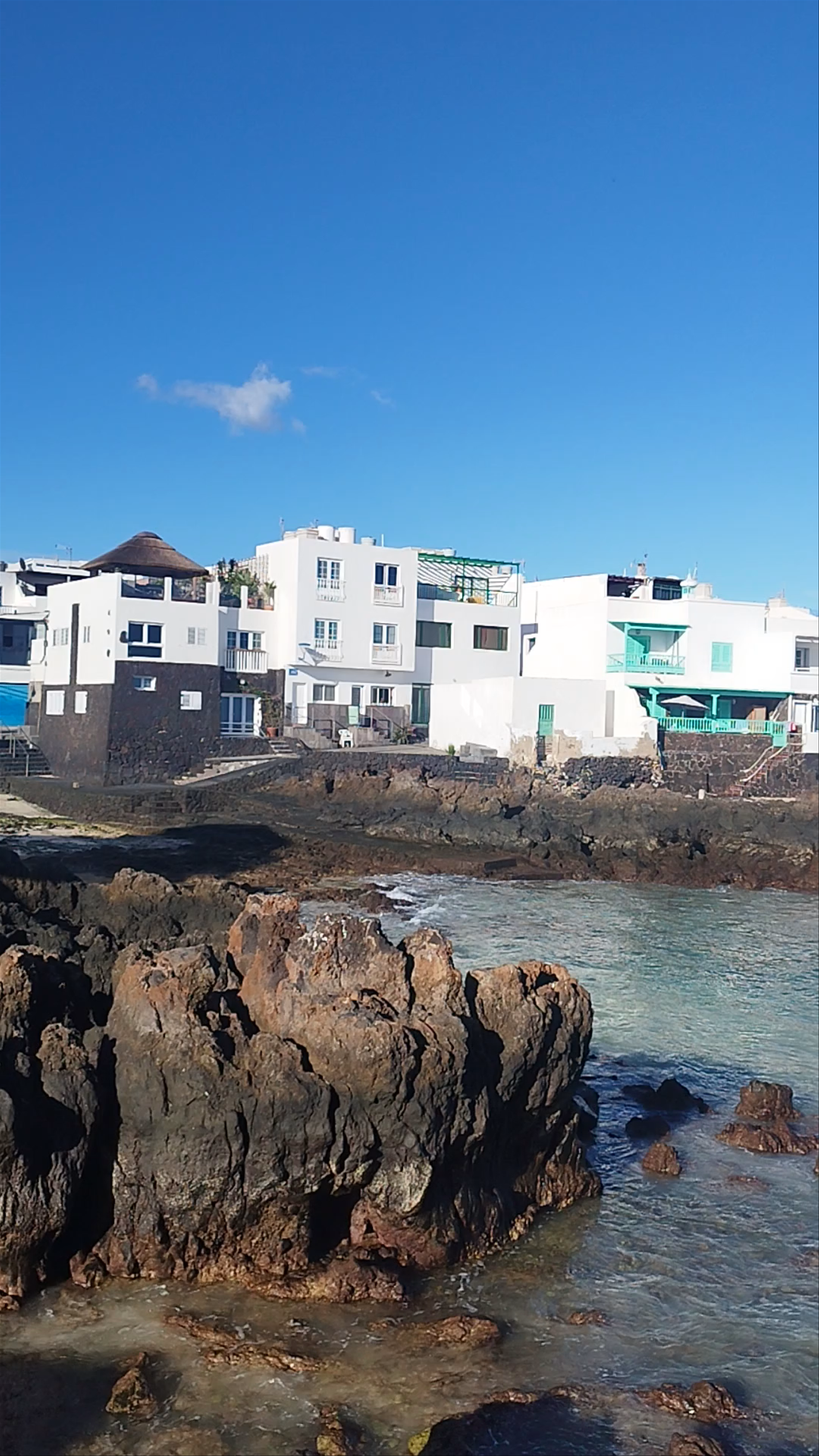 Piscina natural con arena