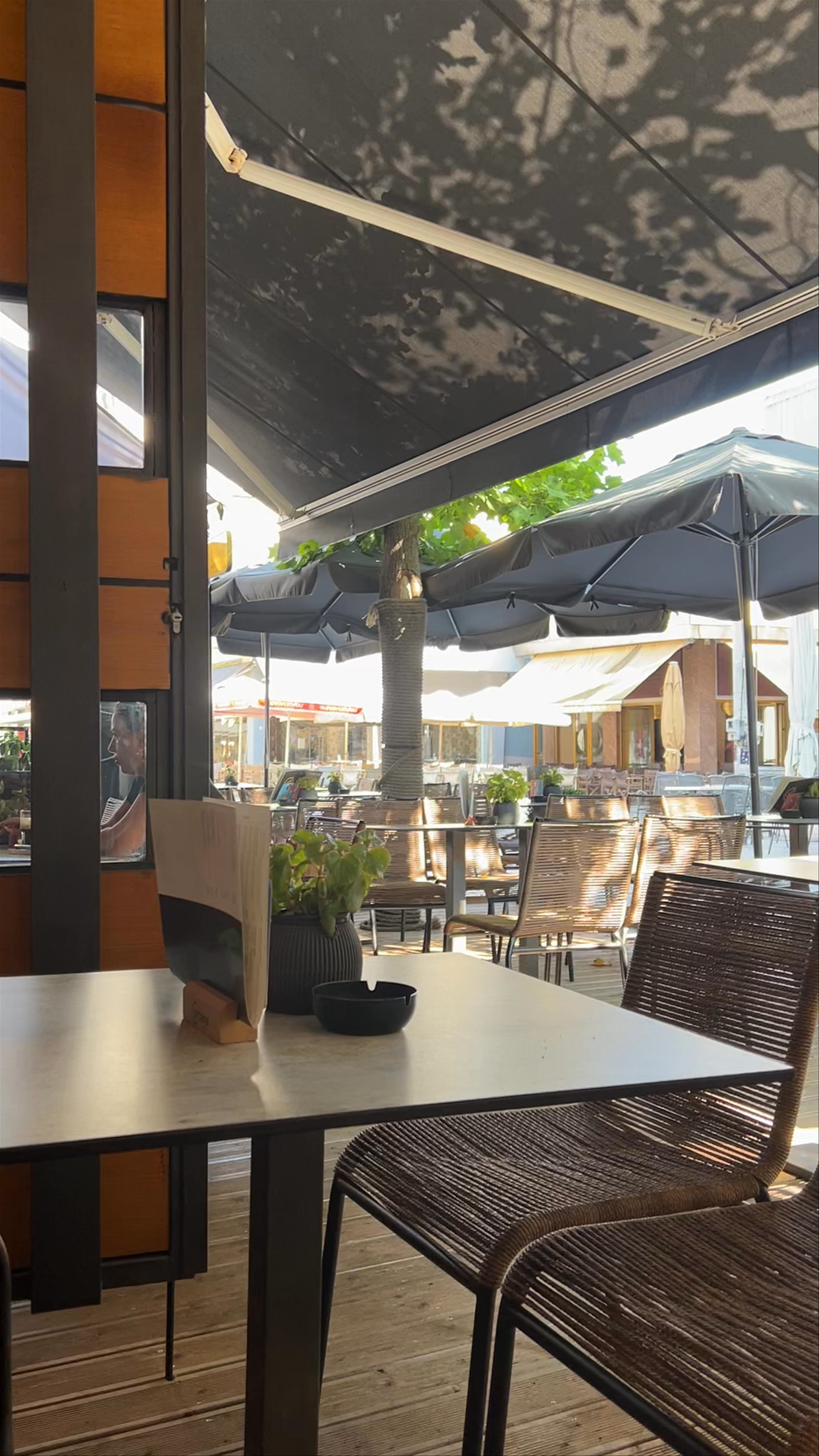 Β. BISTRO CAFE BAR