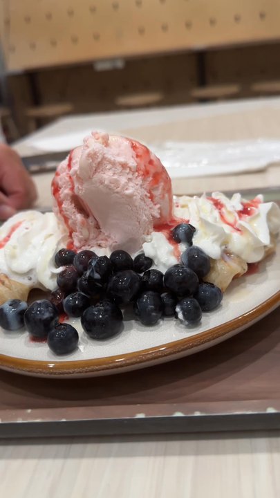 Cafe Auburndale - Veru Berry Croffle - Coffee & Tea Near Me - Flushing, New York