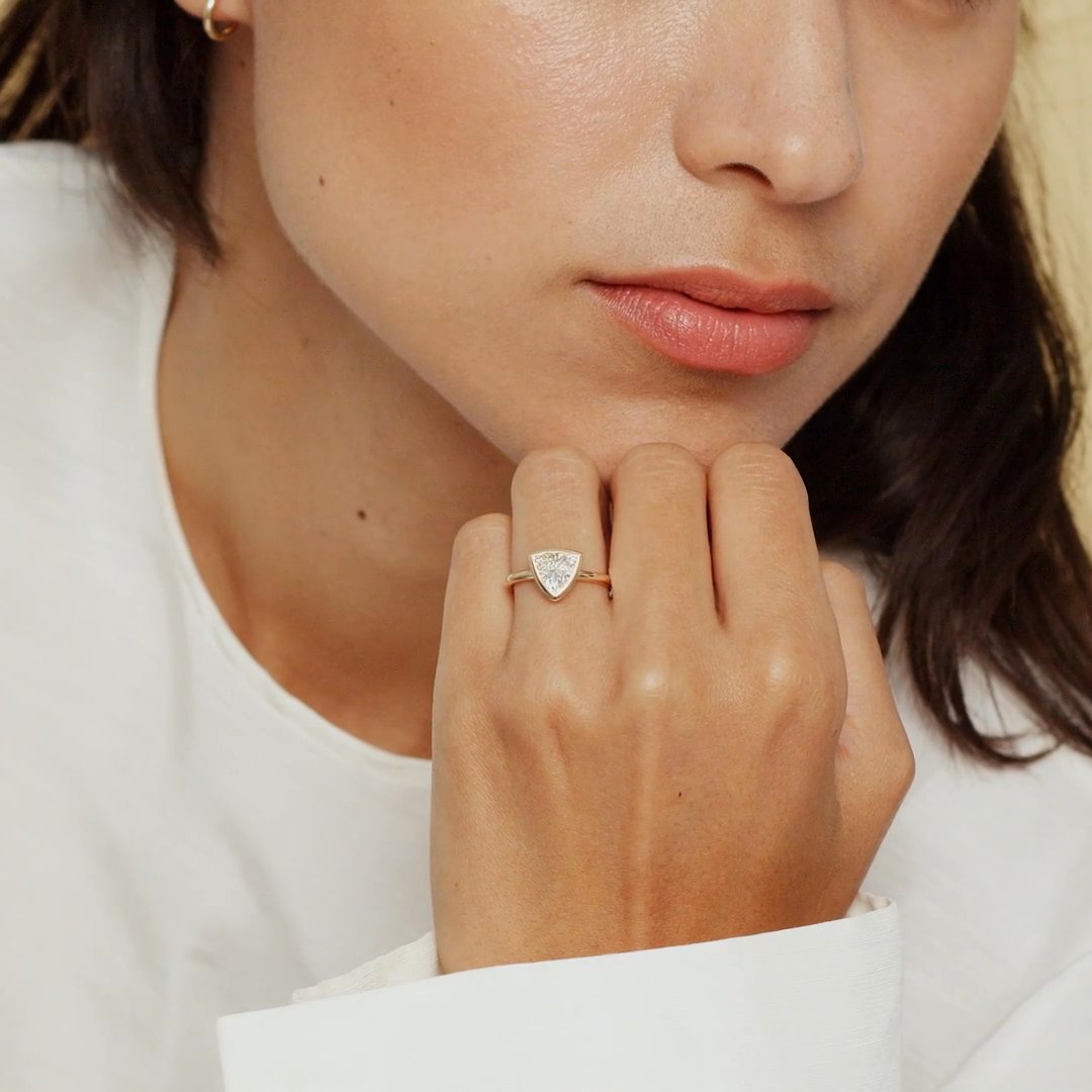 Anillo de compromiso Signature Bezel | Trillón | 14k | Oro rosa | bandAccent: Simple | diamondOrientation: horizontal | caratWeight: other