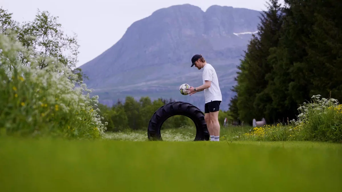 A man playing football golf in Helgeland