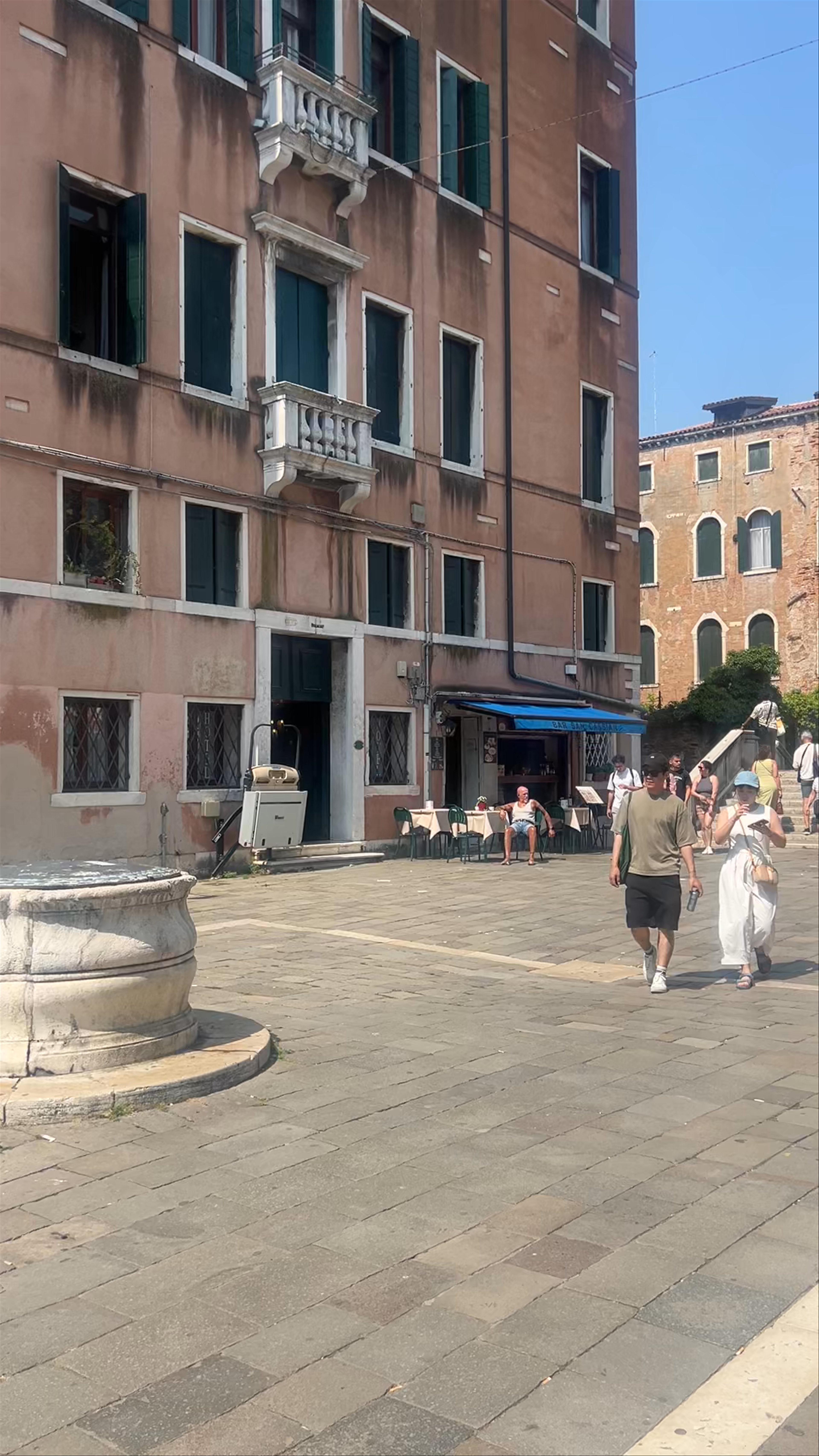 Campo San Cassiano: A Sunlit Venetian Square Experience