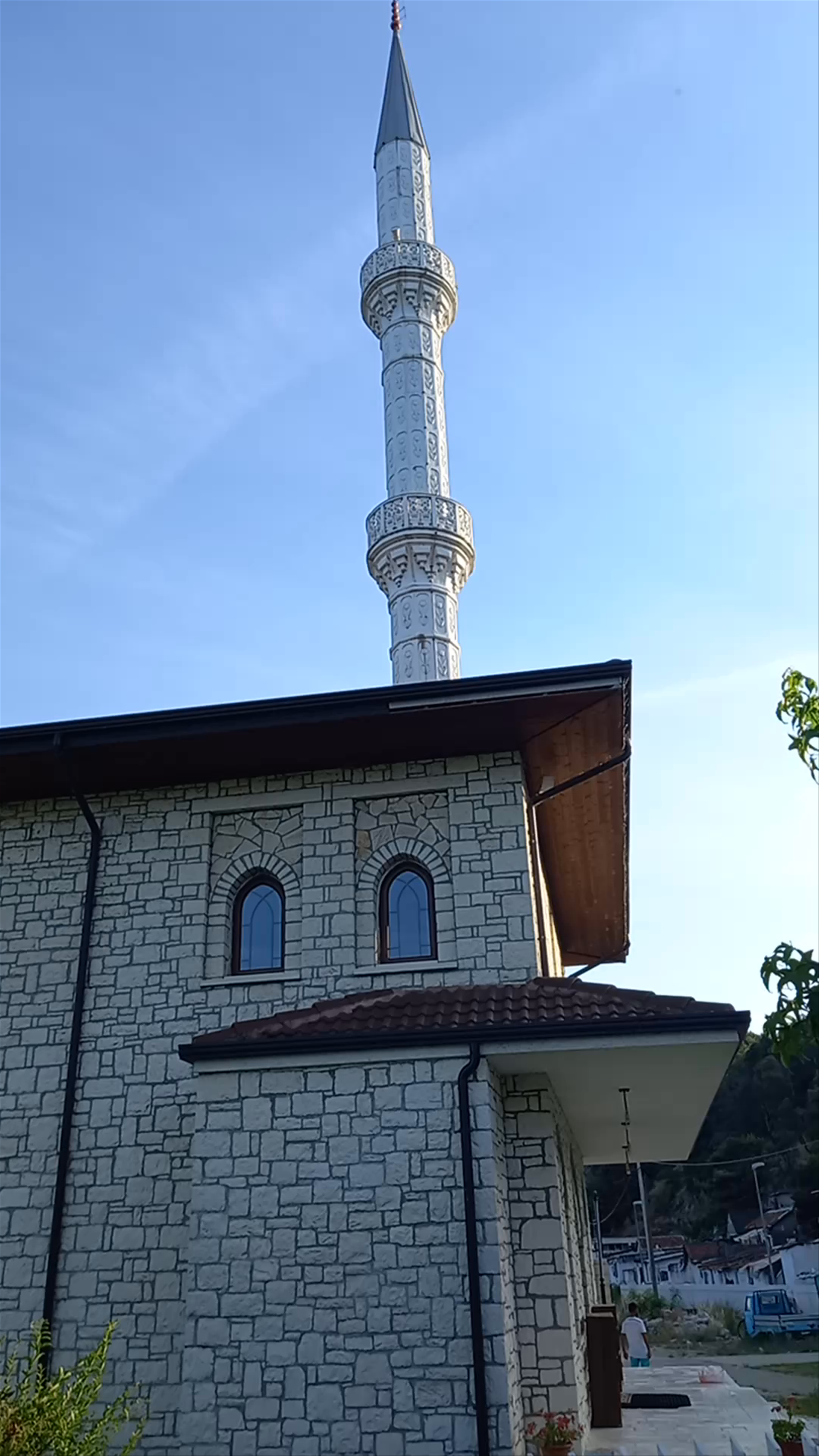 Xhamia e Urës së Bunës: Tranquil Mosque and Scenic Views in Shkodër, Albania