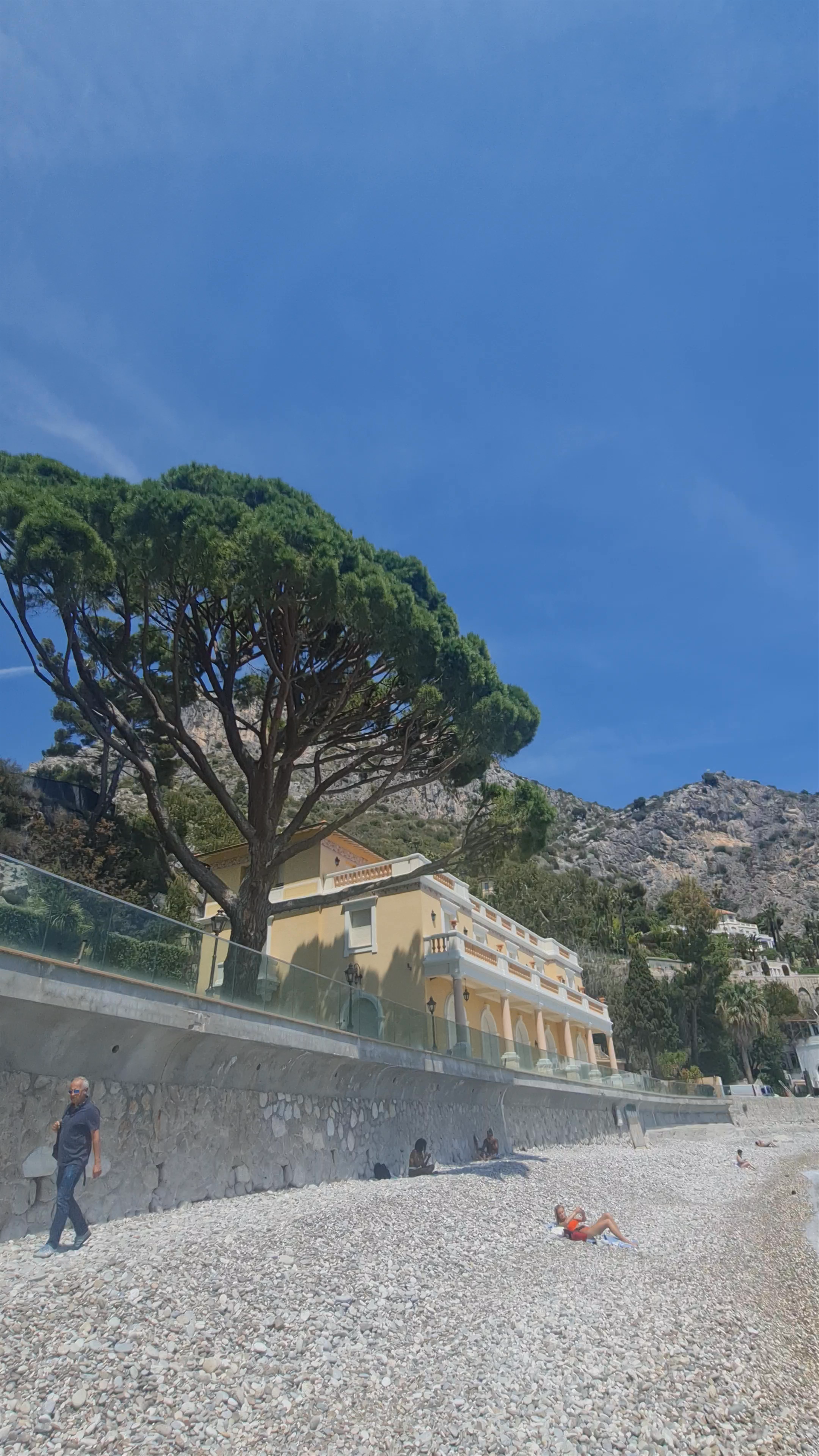 Èze-sur-Mer Beach: Serene Coastal Escape in Provence-Alpes-Côte d'Azur