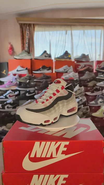 Nike Air Max 95 - UK7.5 image 1