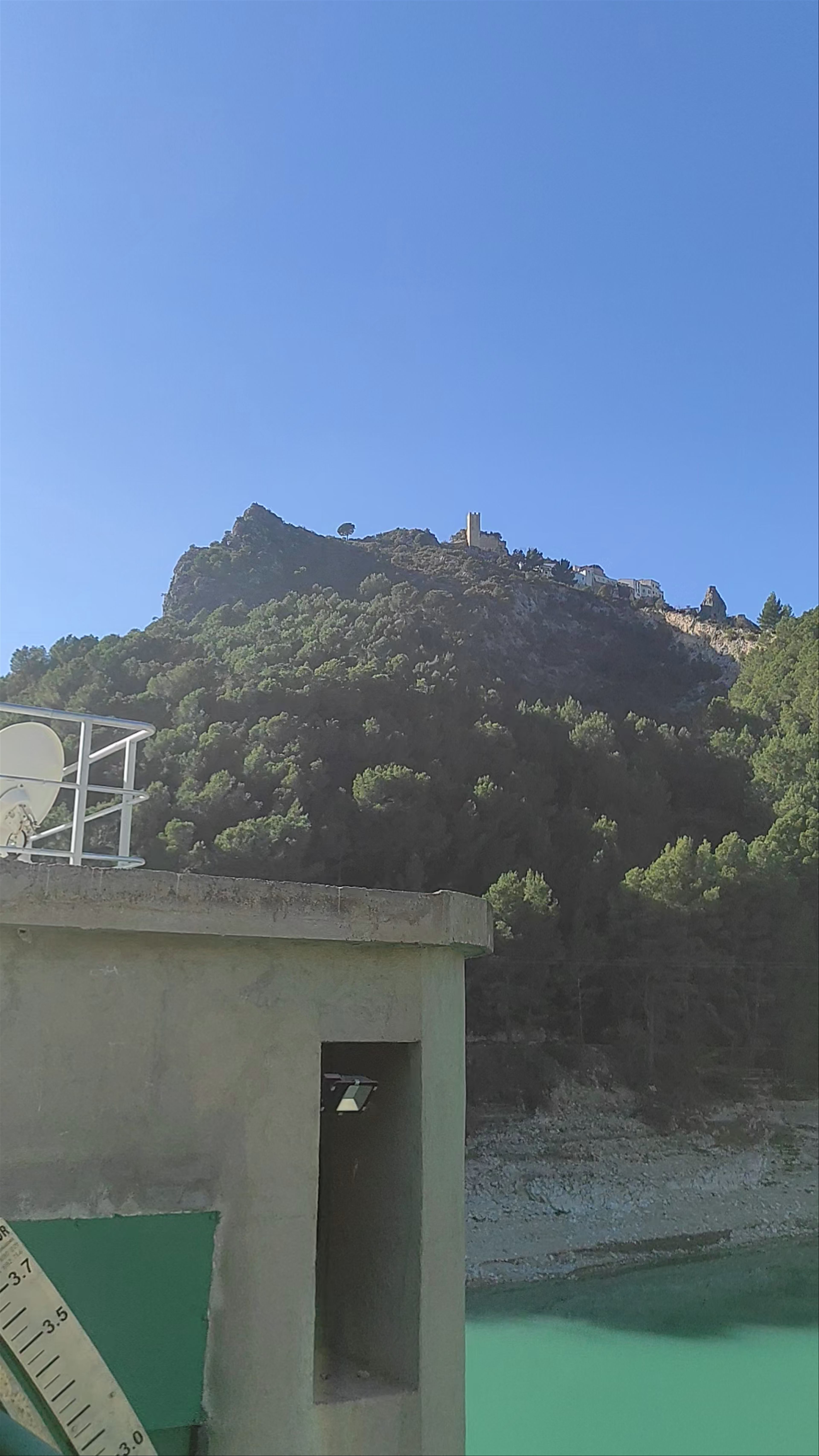 Embalse de Guadalest: Serene Reservoir Views in Alicante, Spain