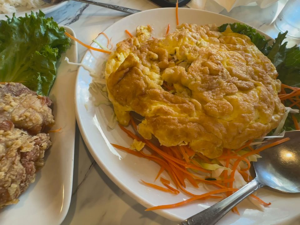 Siam Square - Yummy fried chicken, yum goon sen and egg omelet - Thai Near Me - Honolulu, Hawaii