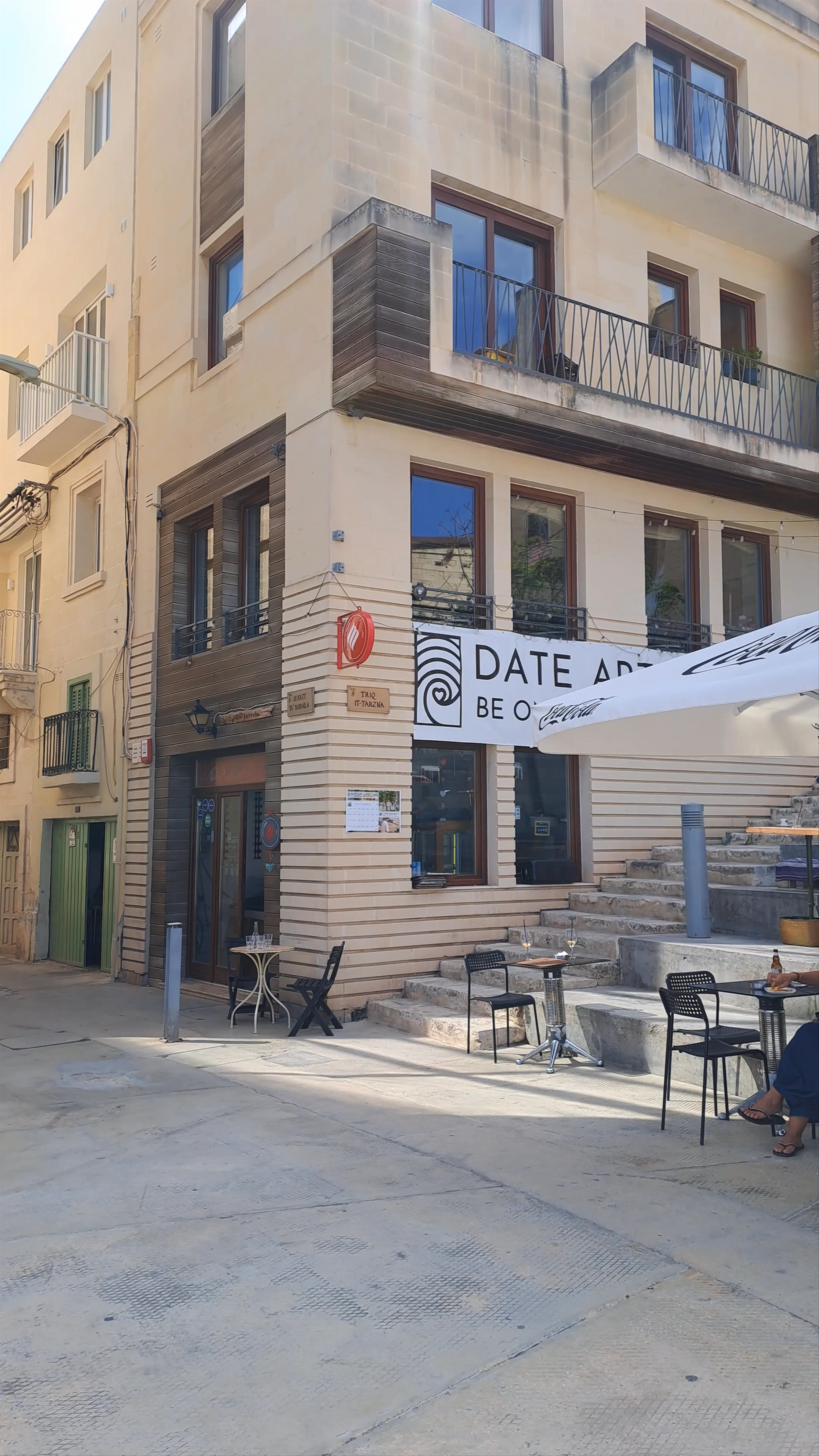 DATE (Art Café)