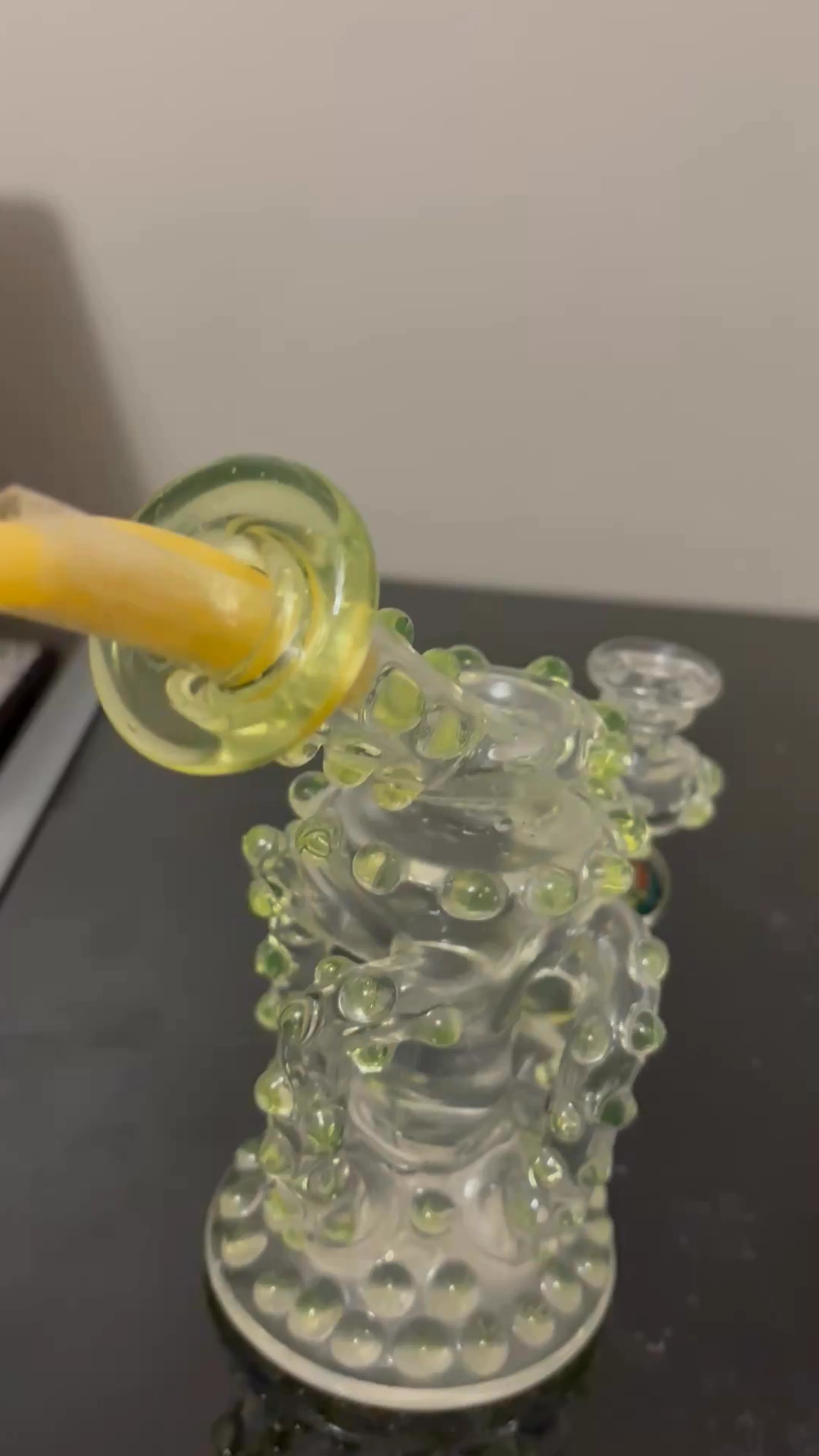 Preview pic of Howlsglass 3Uptake Internal Drain 4 Hole Perc 	1.	Compact Portability: The internal drain design makes it sturdier than external recyclers. 	2.	Smooth Function: The triple uptake system ensures a cons