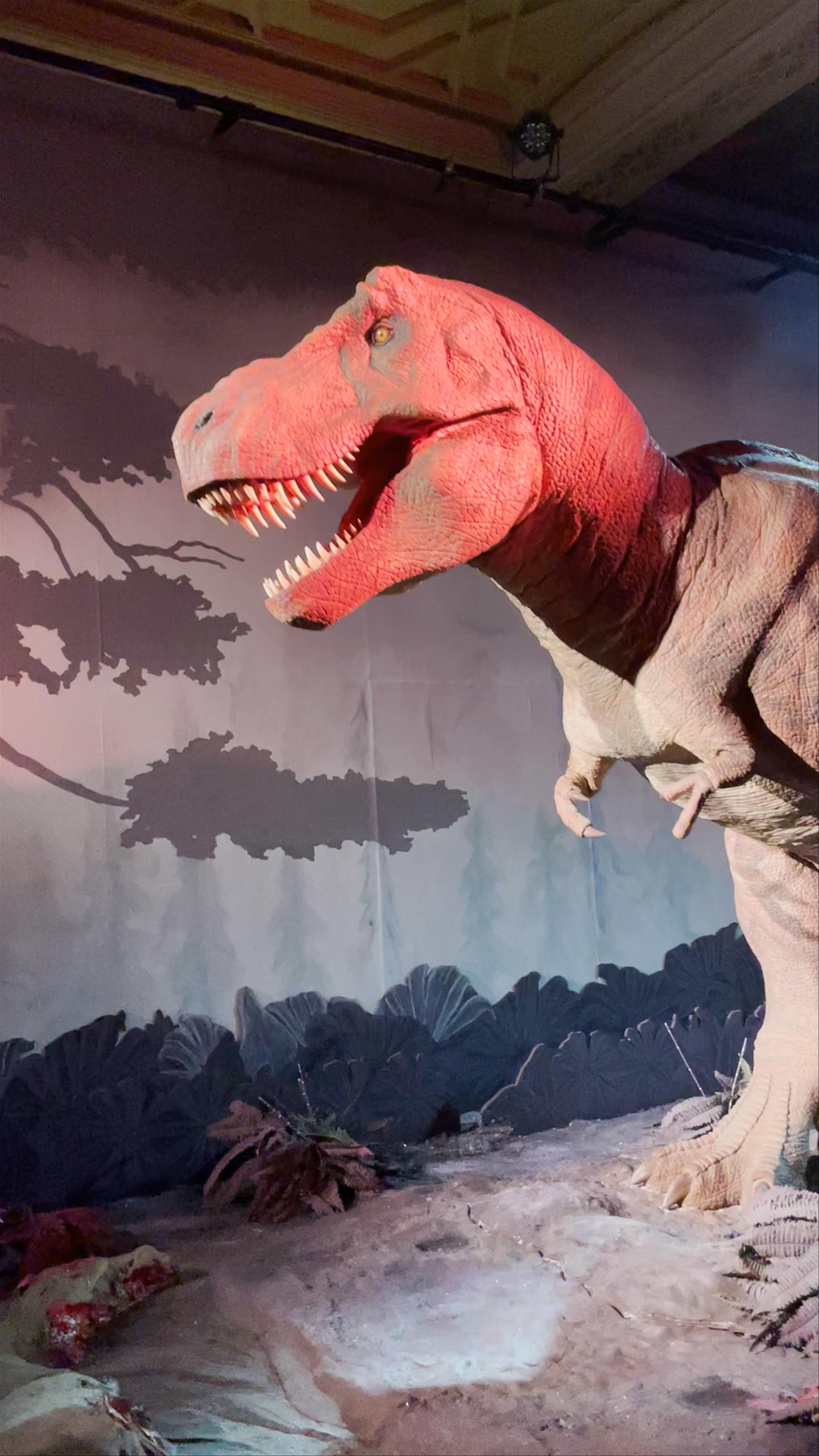 Natural History Museum London: Dinosaur Exhibit Alive with Jurassic Wonder