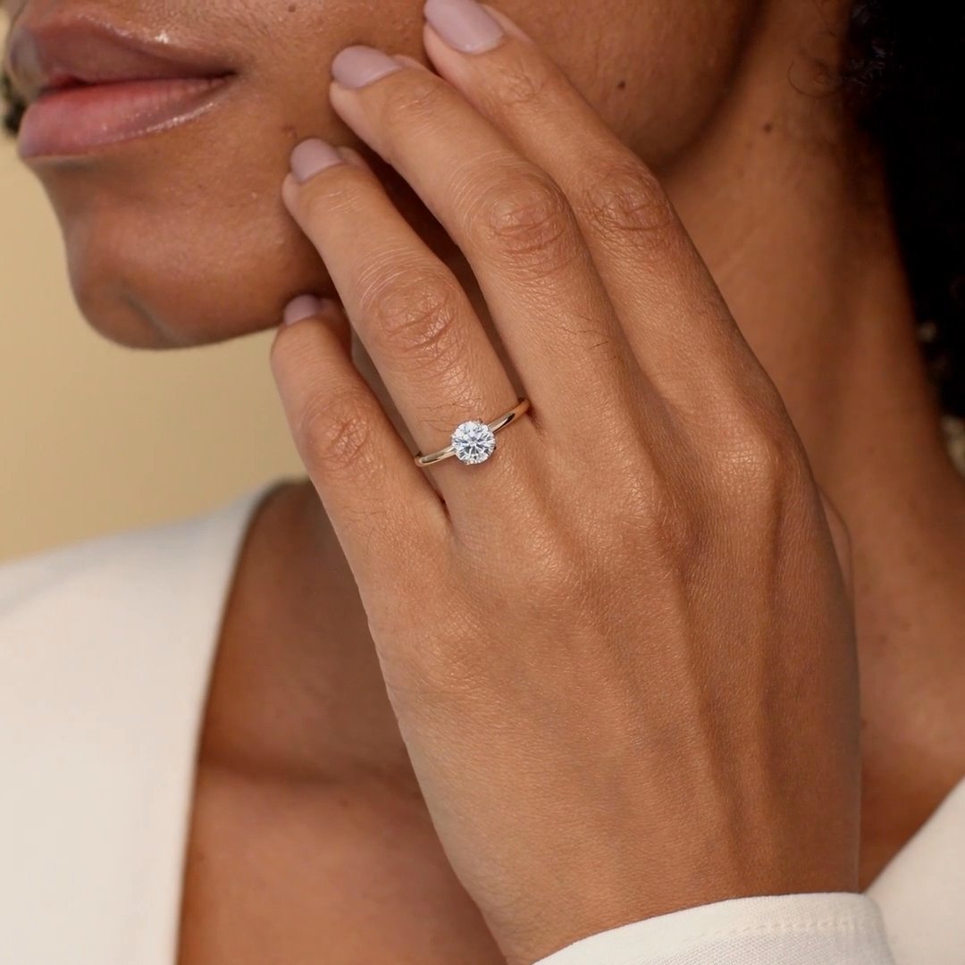 The Signature | Round Brilliant | Platinum | bandAccent: Plain | bandWidth: standard | caratWeight: 1.0ct | hiddenHalo: no | diamondOrientation: vertical