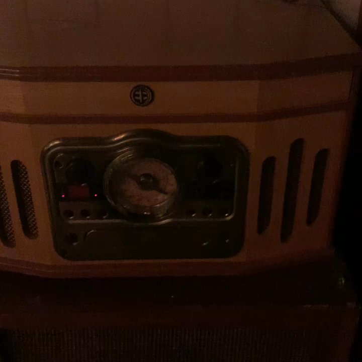 Penelope - Omg, this radio in the bathroom is everything! So what I wanted on this night! Classic touch! - Cocktail Bars Near Me - Oakland, California