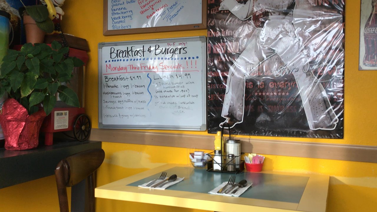 Breakfast & Burgers - Cool classic feel. Customer service was excellent! We'll be back! - Diners Near Me - Salem, Oregon