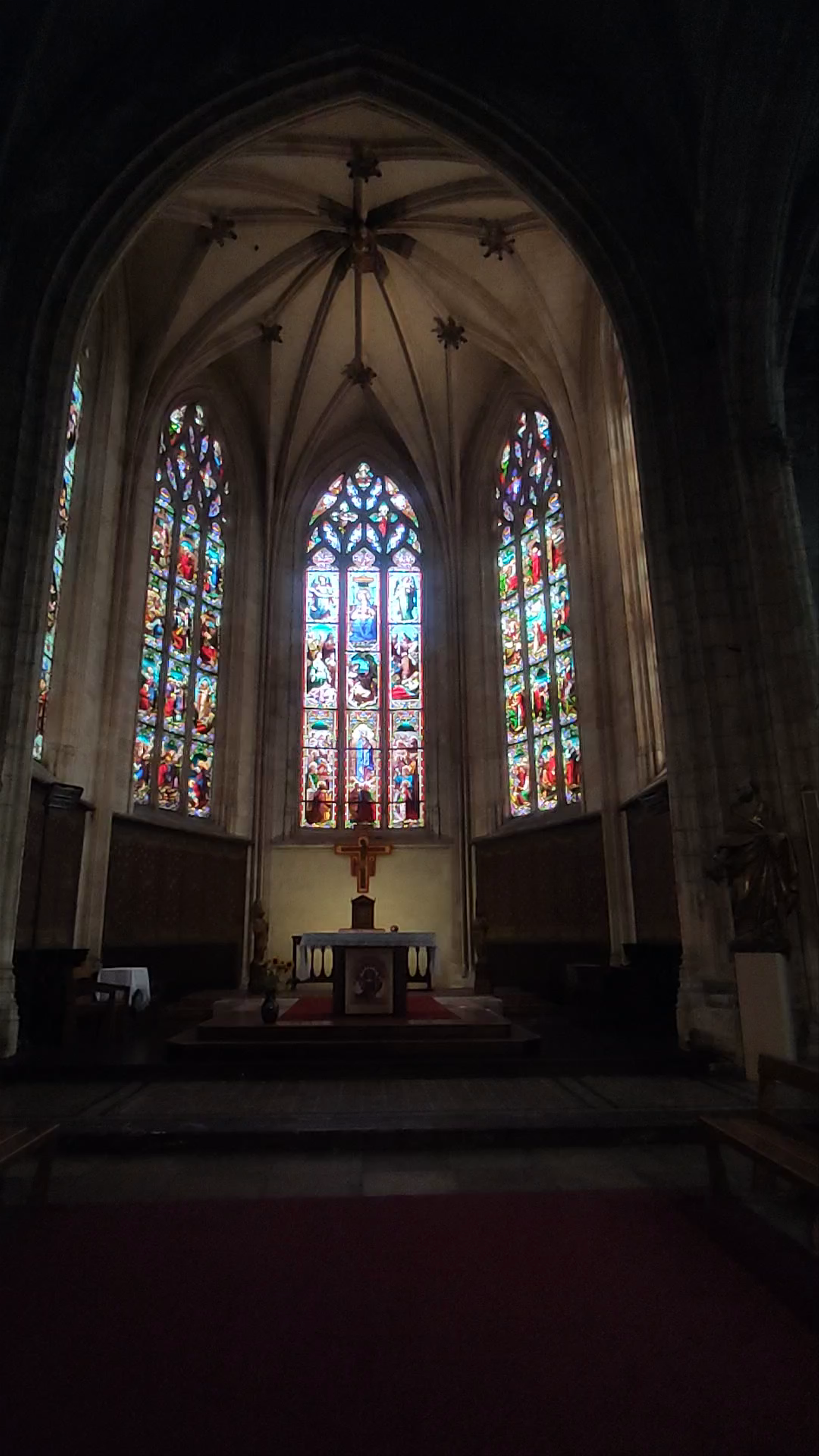 Église Saint-Pierre: Gothic Stained Glass Serenity in Bordeaux