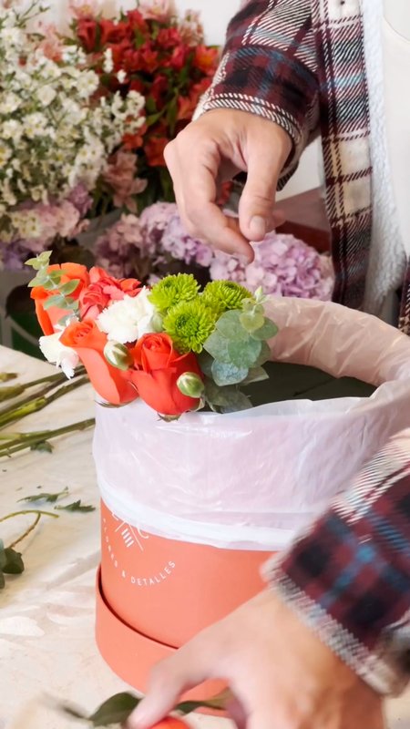 Barril Eris: arreglo floral en barril naranja, moderno y perfecto para regalar en Lima