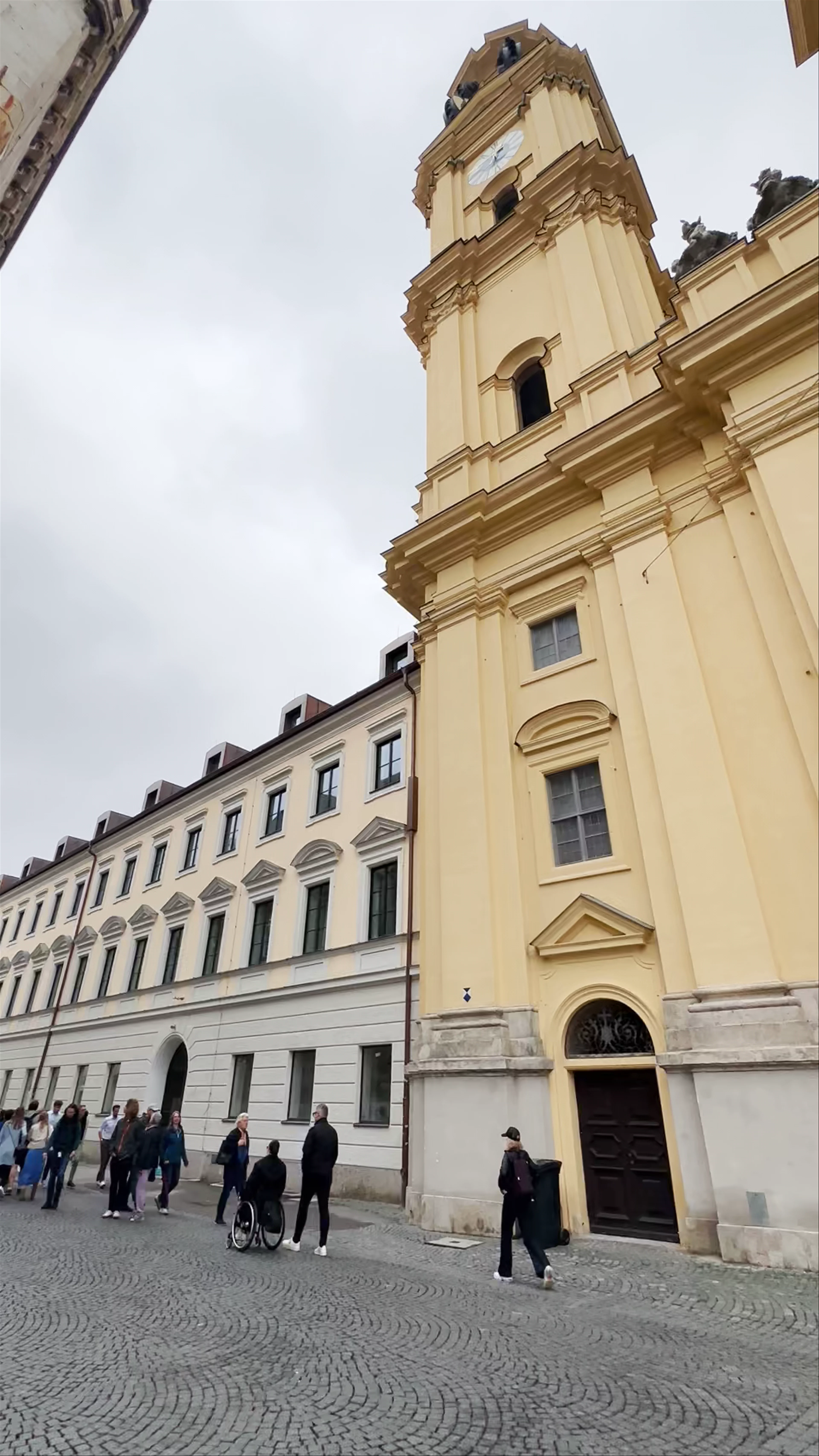 Theatinerkirche, Salvatorplatz