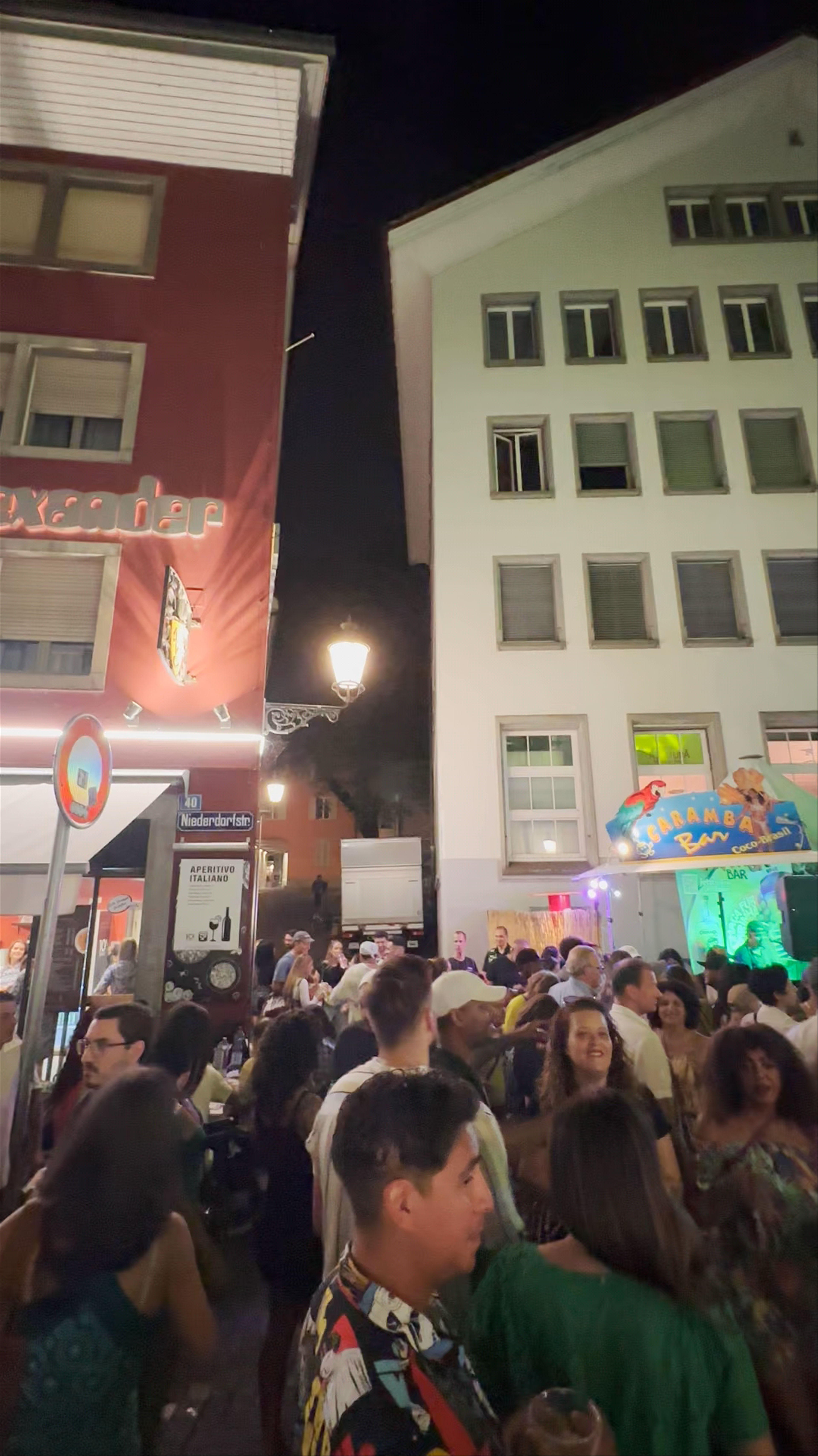 Niederdorfstrasse Nightlife: Vibrant Street Party in Zürich