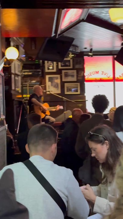 Temple Bar - Great performances by the entertainers - Landmarks & Historical Buildings Near Me - Dublin, D